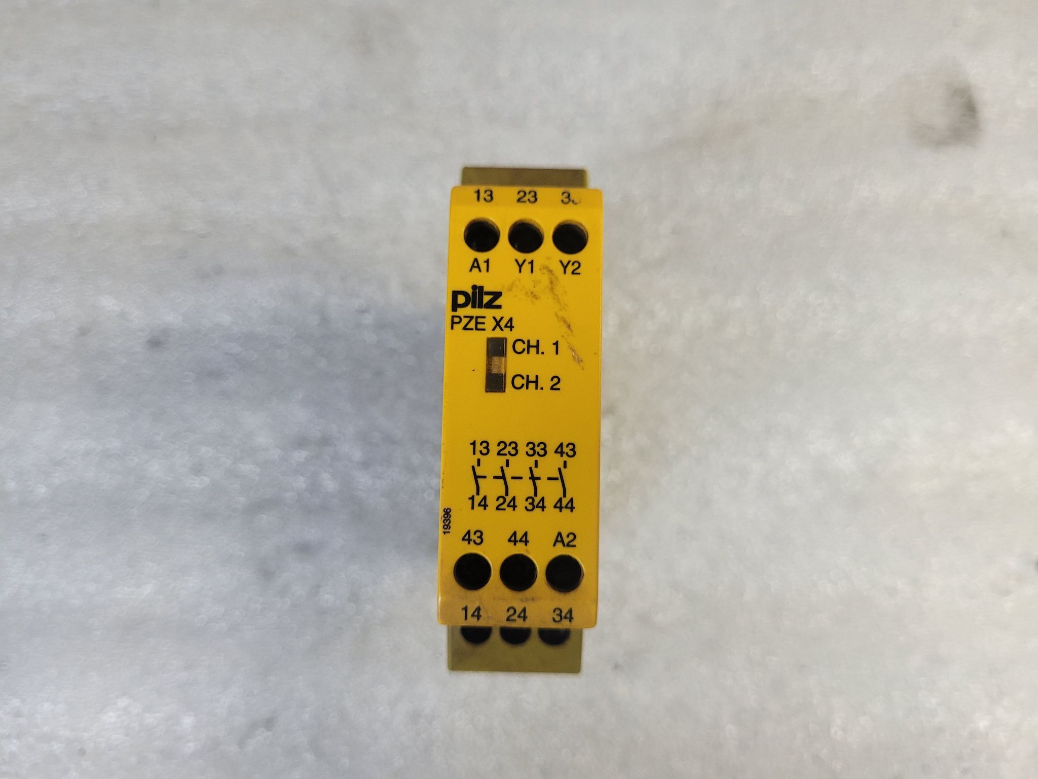 PILZ PZE-X4P-24VDC-4N/O Safety Relay Module 774585 USED 1