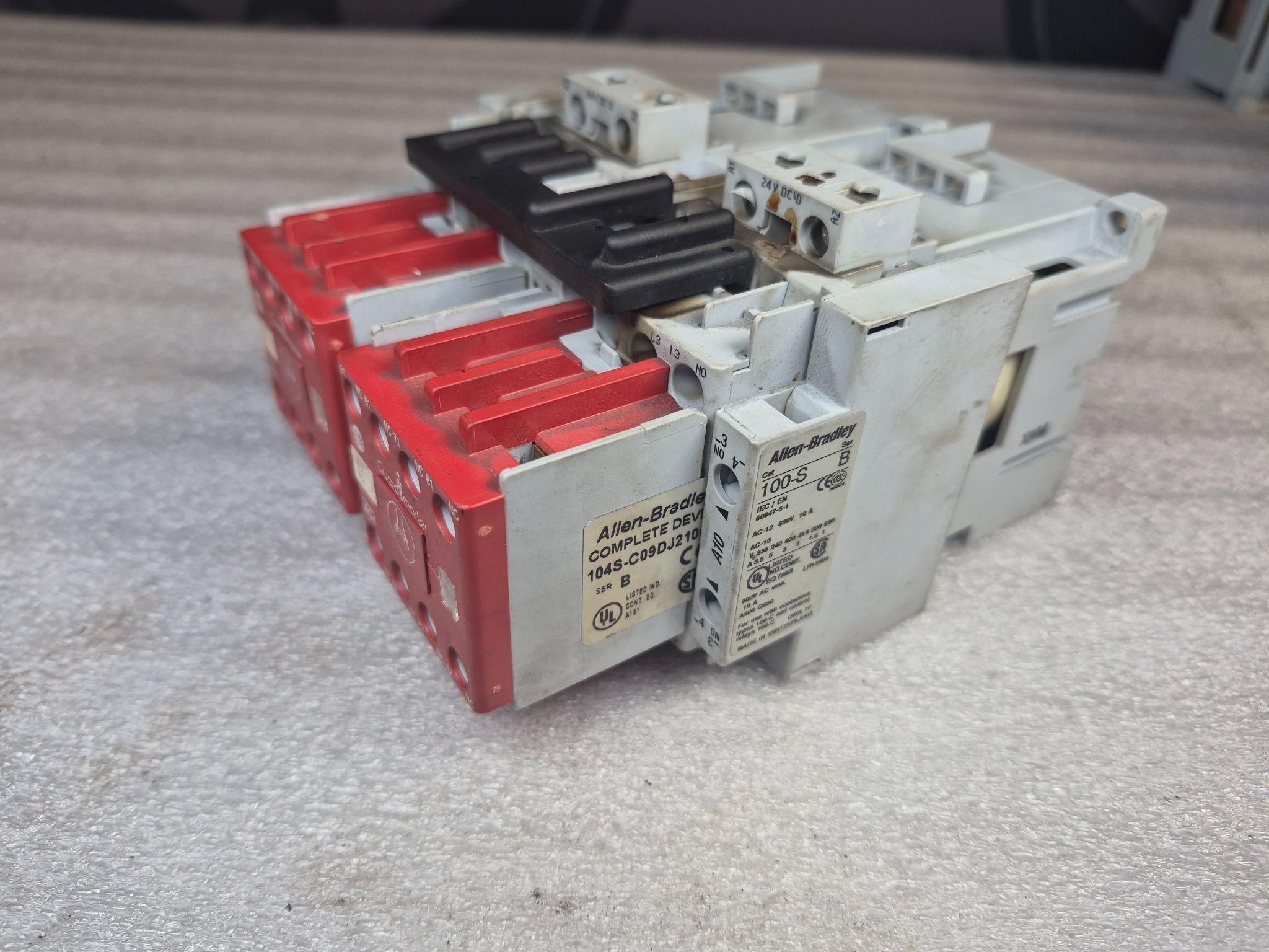 ALLEN BRADLEY 104S‑C09DJ210C Safety Contactor USED 1
