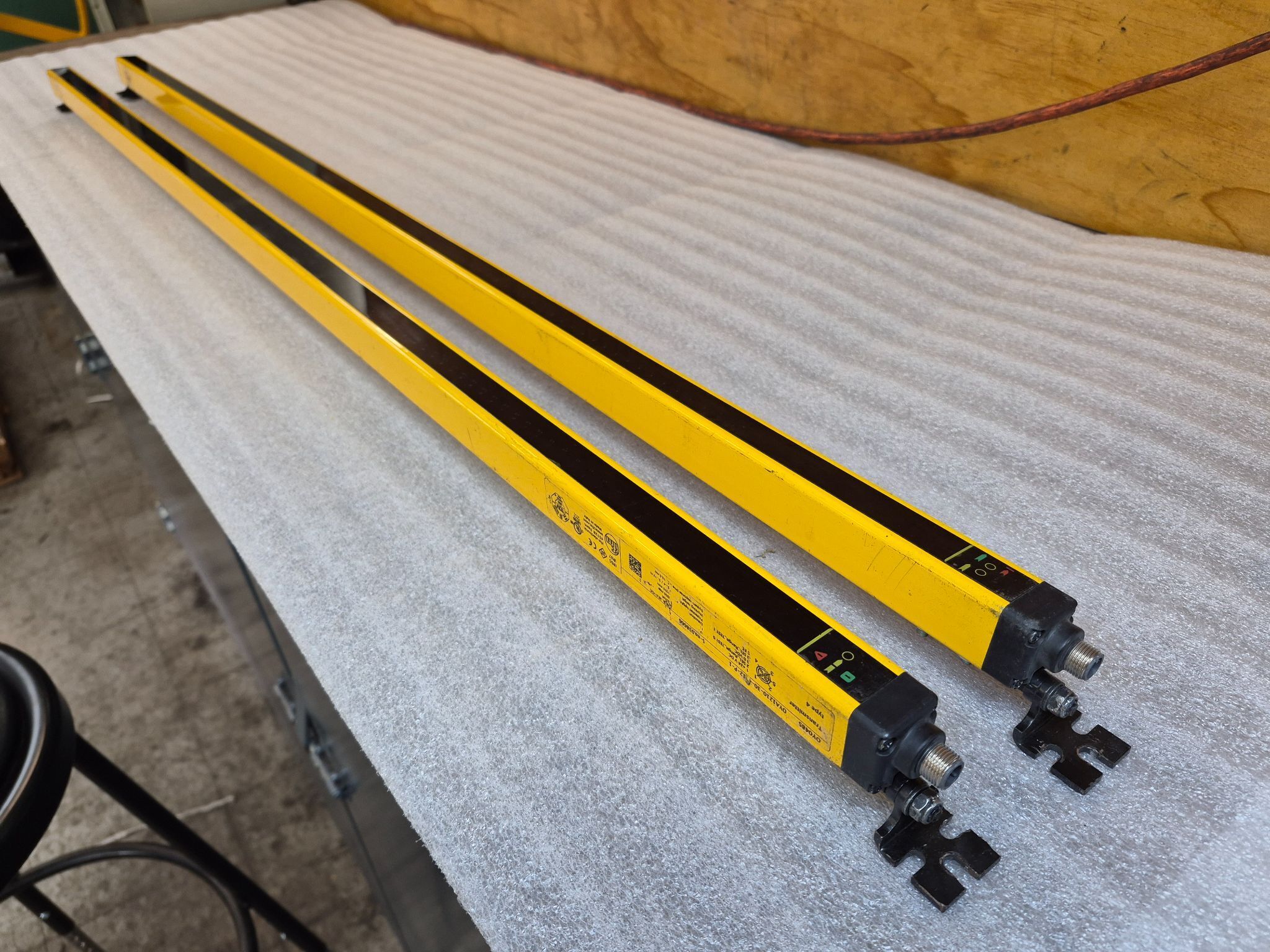 IFM EFECTOR OY048S OYA1210‑30‑4‑12‑P‑1 Light Curtain Set (1210mm) USED 0