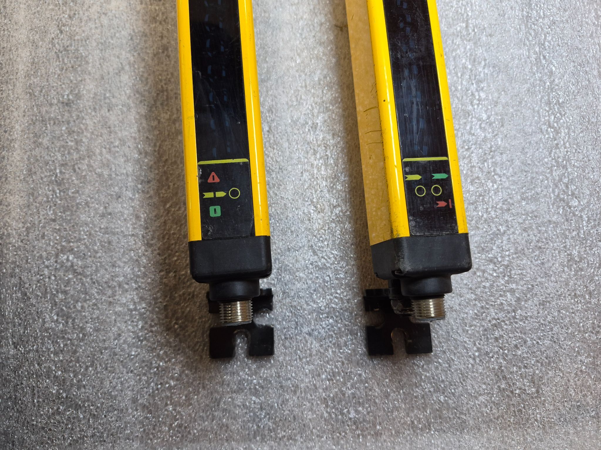 IFM EFECTOR OY048S OYA1210‑30‑4‑12‑P‑1 Light Curtain Set (1210mm) USED 2