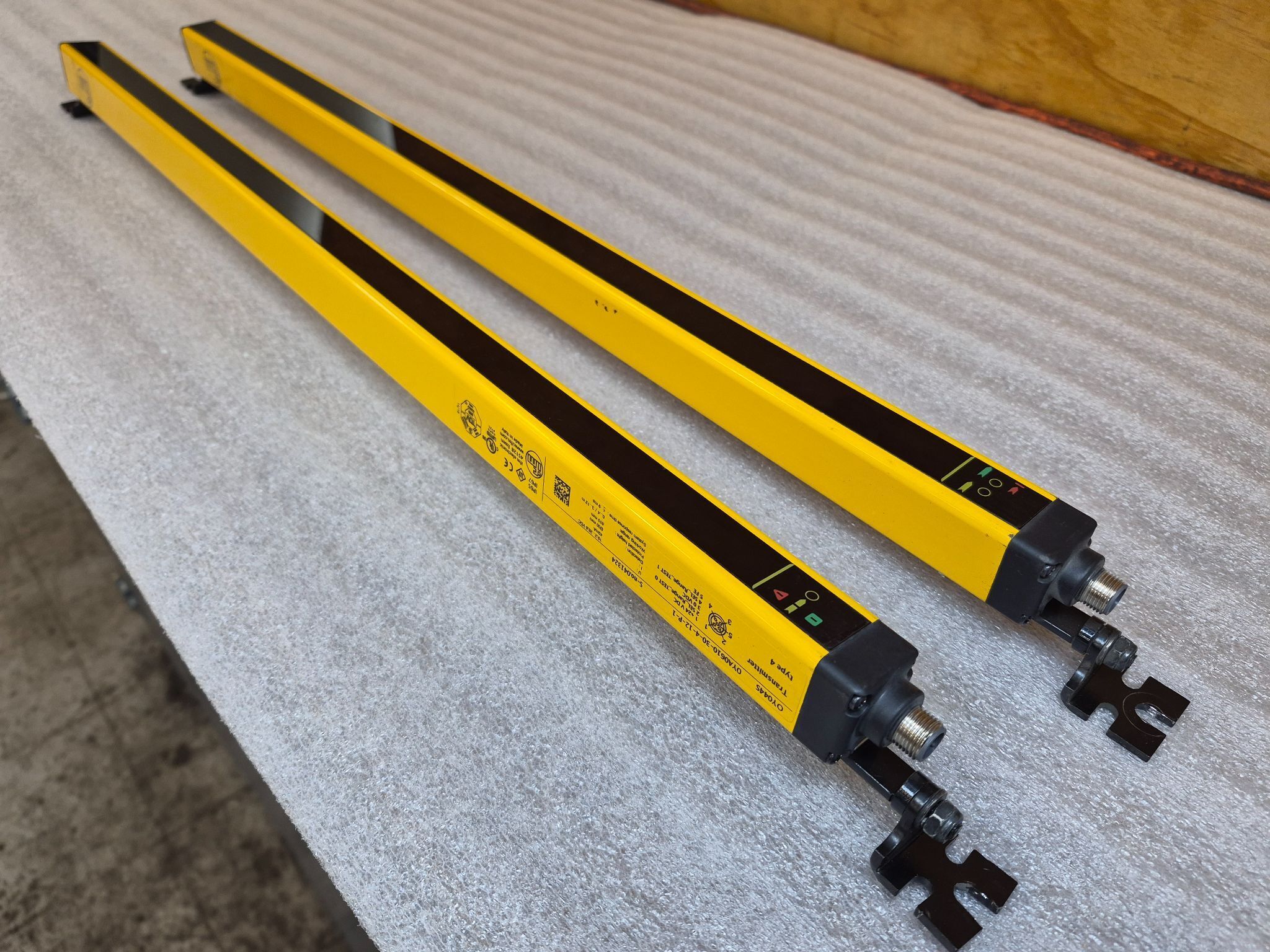 IFM EFECTOR OY044S OYA0610‑30‑4‑12‑P‑1 Light Curtain Set (610mm) USED 0