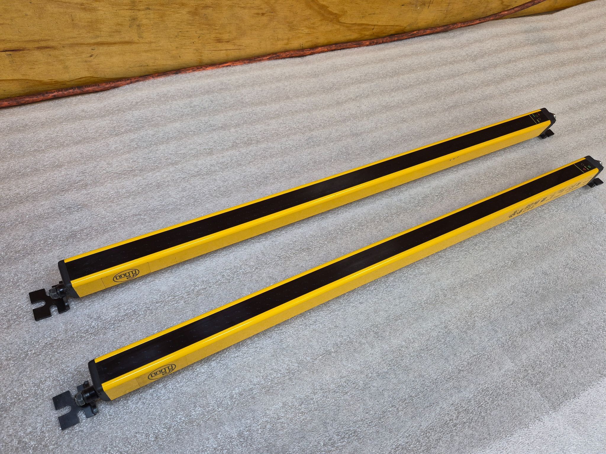 IFM EFECTOR OY044S OYA0610‑30‑4‑12‑P‑1 Light Curtain Set (610mm) USED 1