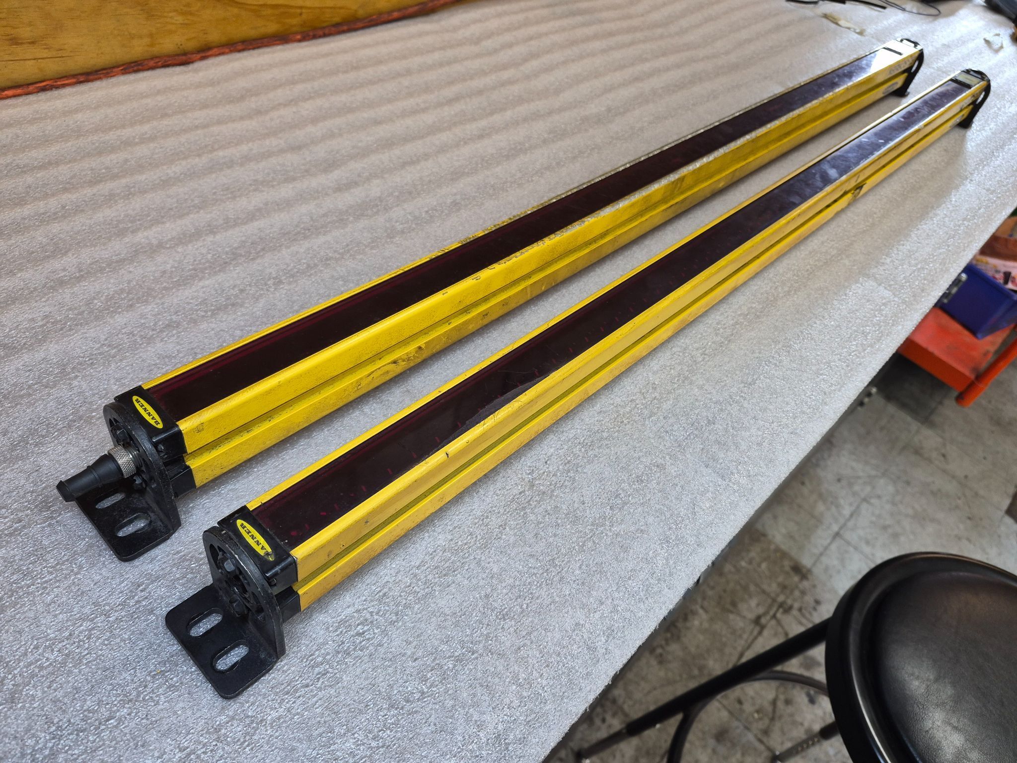 BANNER SLSCR30‑900Q + SLSCE30‑900Q EZ‑Screen Light Curtain Set (900mm) USED 1