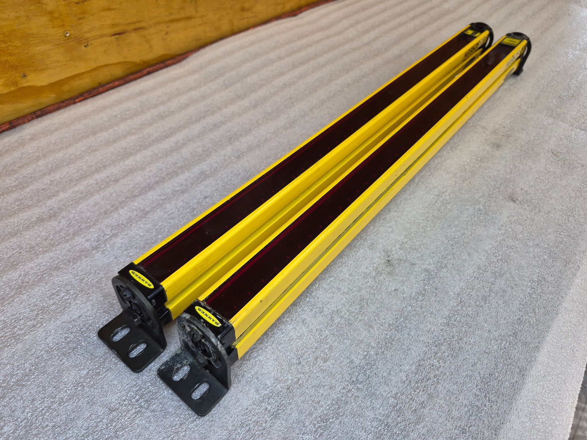 BANNER SLSCE30-600Q + SLSCR30-600Q EZ-Screen Light Curtain Set (600mm) USED 1