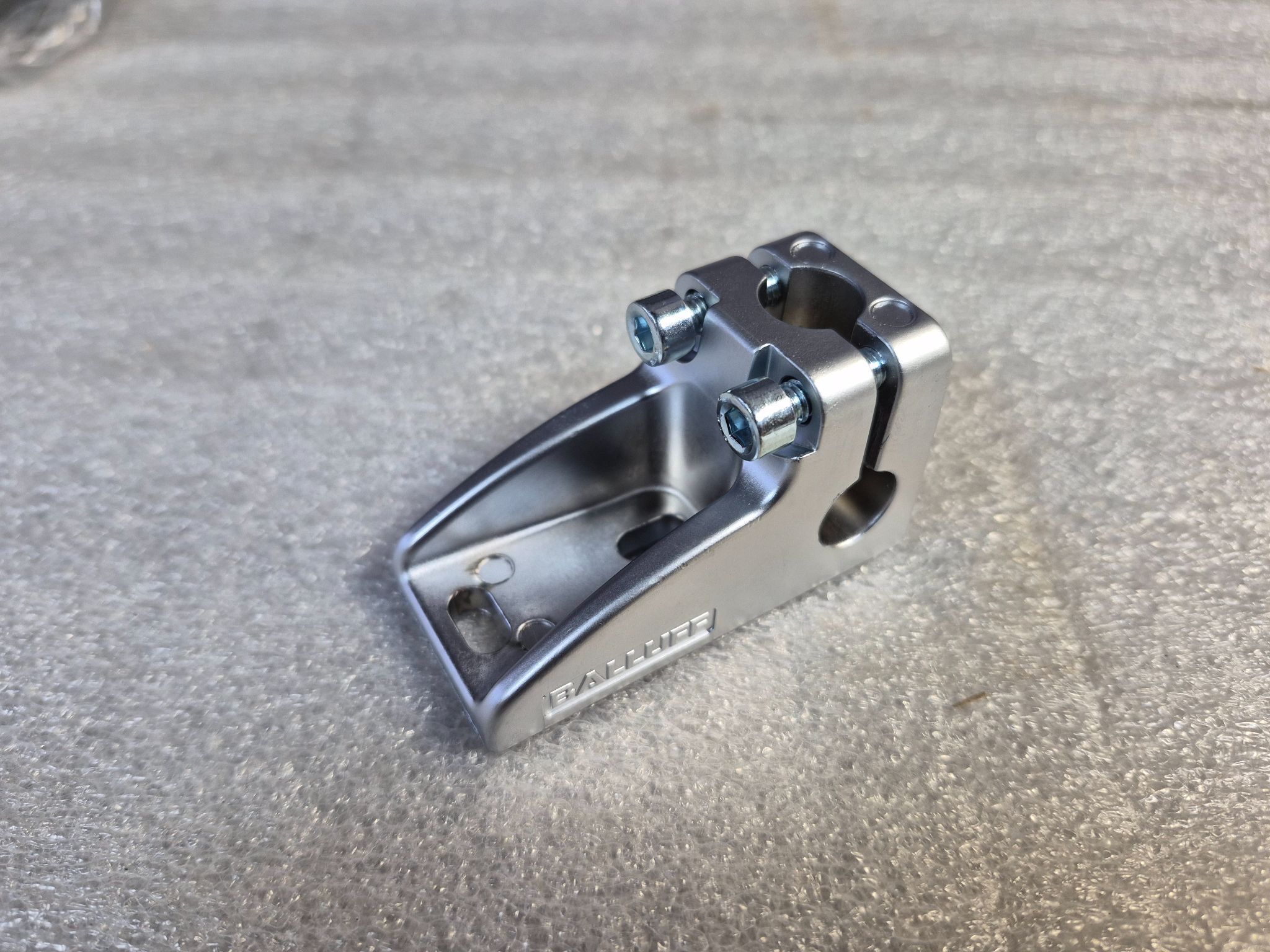 Balluff BMS CU-M-D12-B028-00 Sensor Mounting Bracket BAM024P NEW 1
