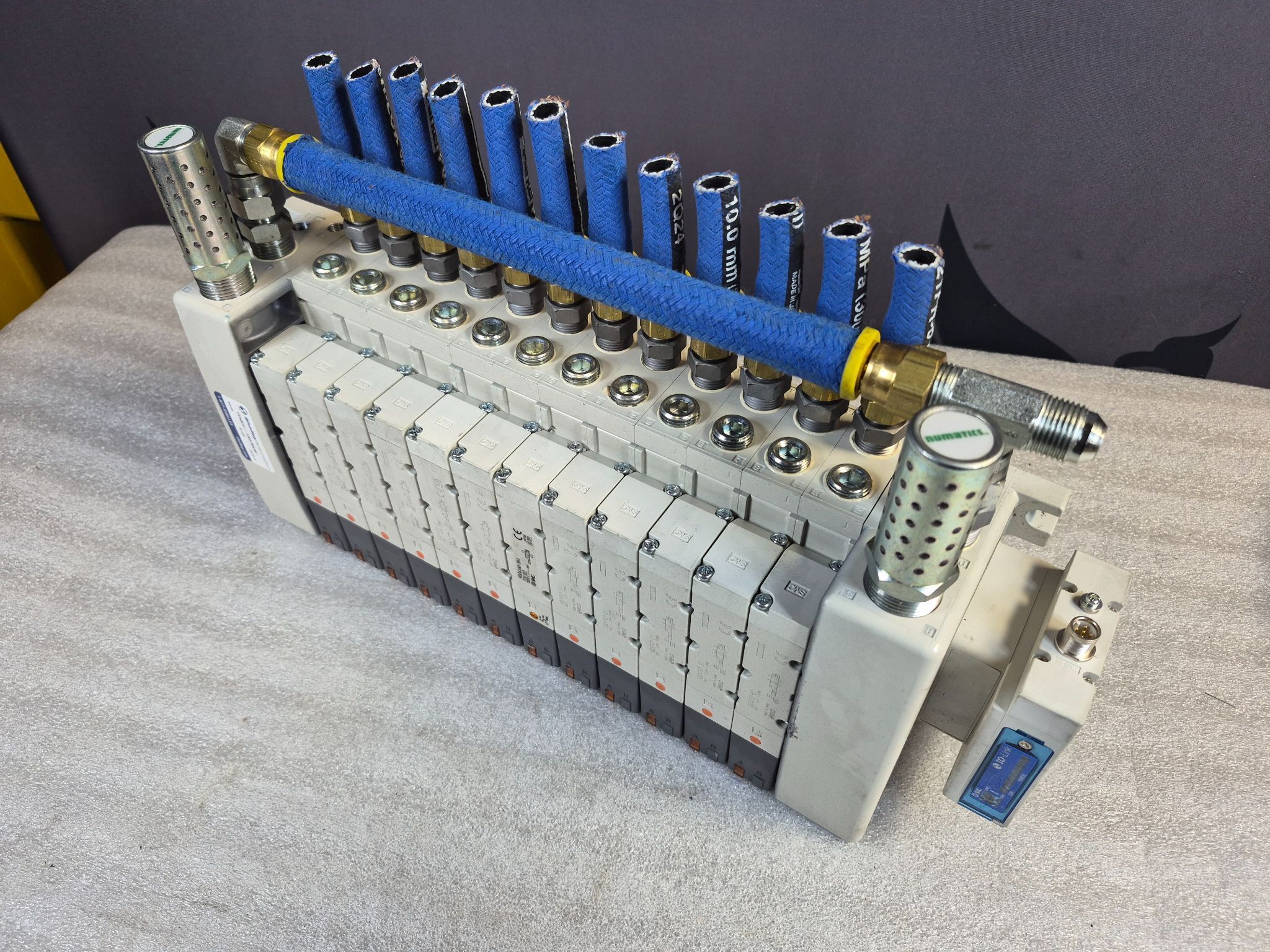 SMC VV5QC41-1203TSKAN Pneumatic Valve Manifold Assembly USED 1