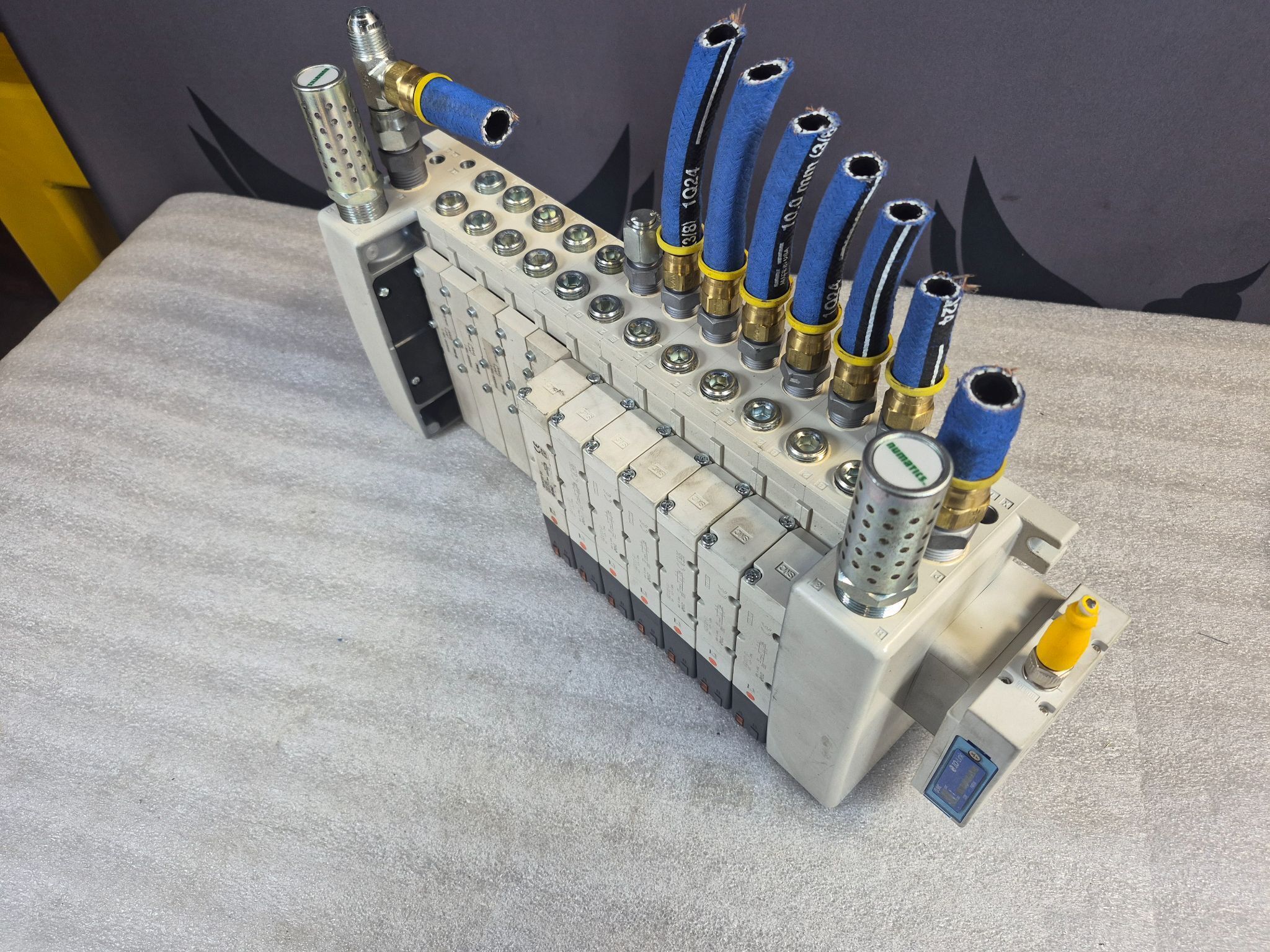 SMC VV5QC41‑1203TSKAN Pneumatic Valve Manifold IO‑Link USED 1