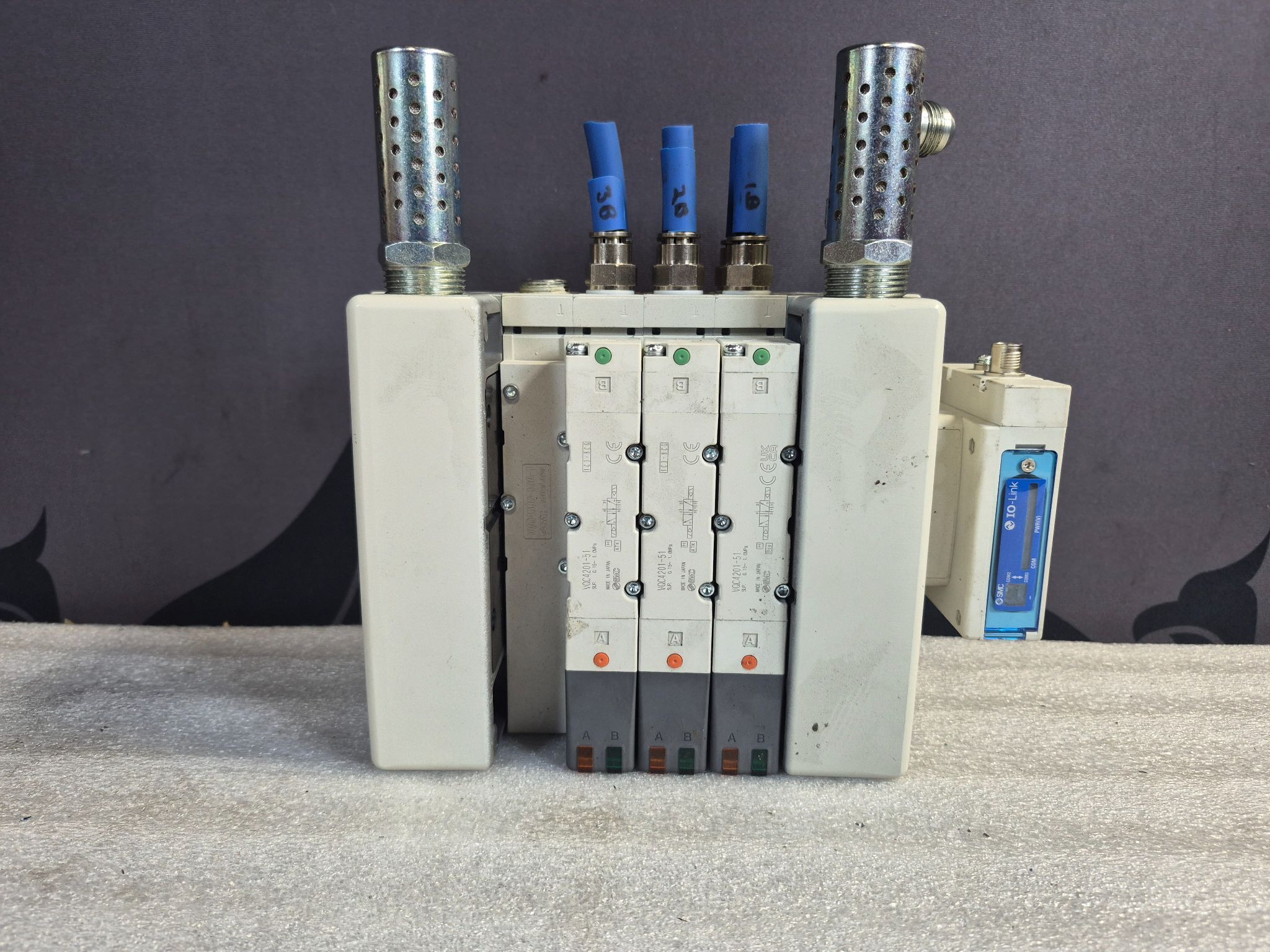 SMC VV5QC41‑0403TSKAN Pneumatic Valve Manifold IO‑Link USED (3× VQC4201‑51) 0