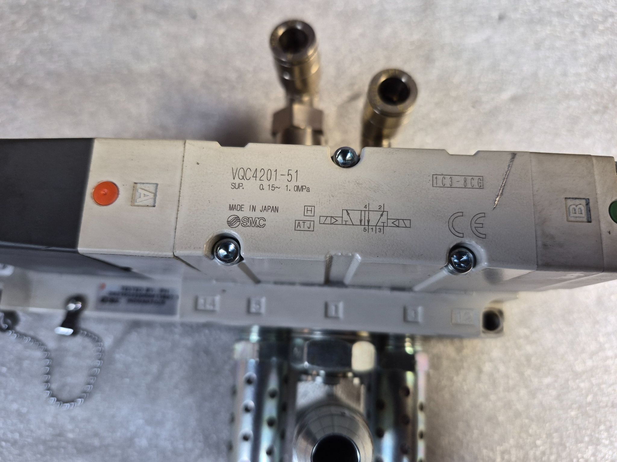SMC VQ4000-PW-DAK00314 Solenoid Valve Subplate Assembly USED 2