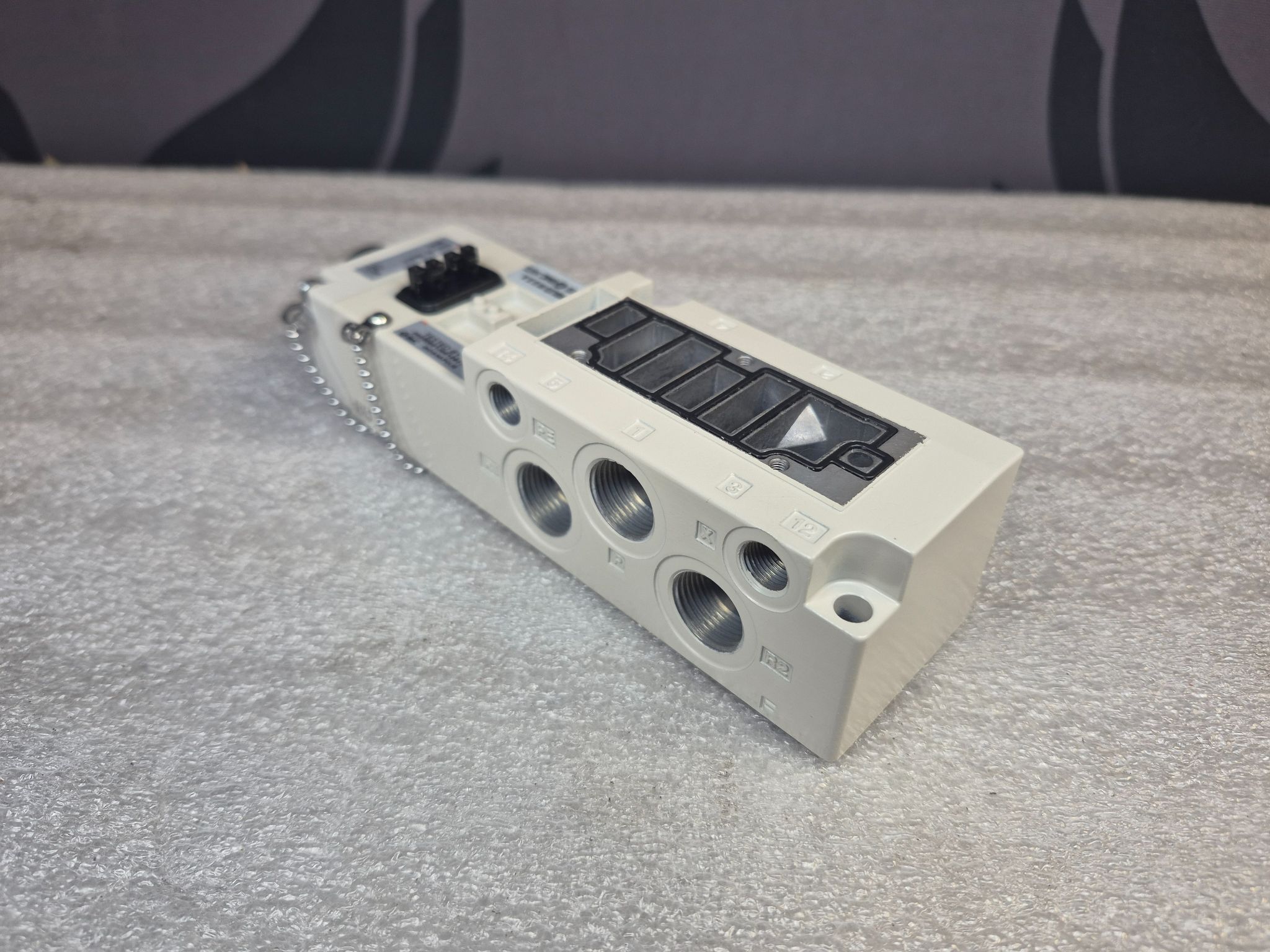 SMC VQ4000-PW-DAK00314 Valve Manifold Sub-Base 3 Station NEW 1