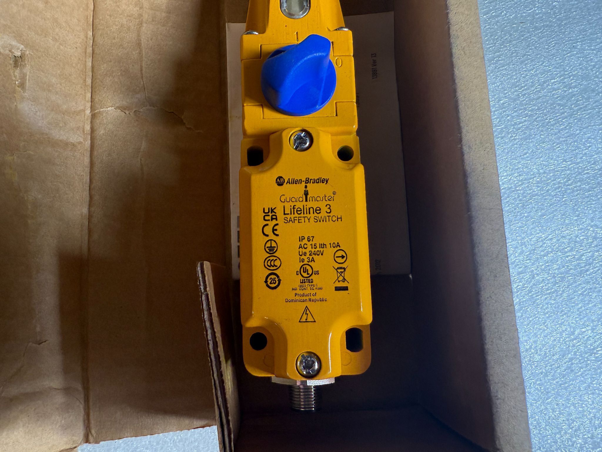 ALLEN BRADLEY 440E-D2NNNYS Guardmaster Lifeline 3 Rope Pull Switch NEW 3
