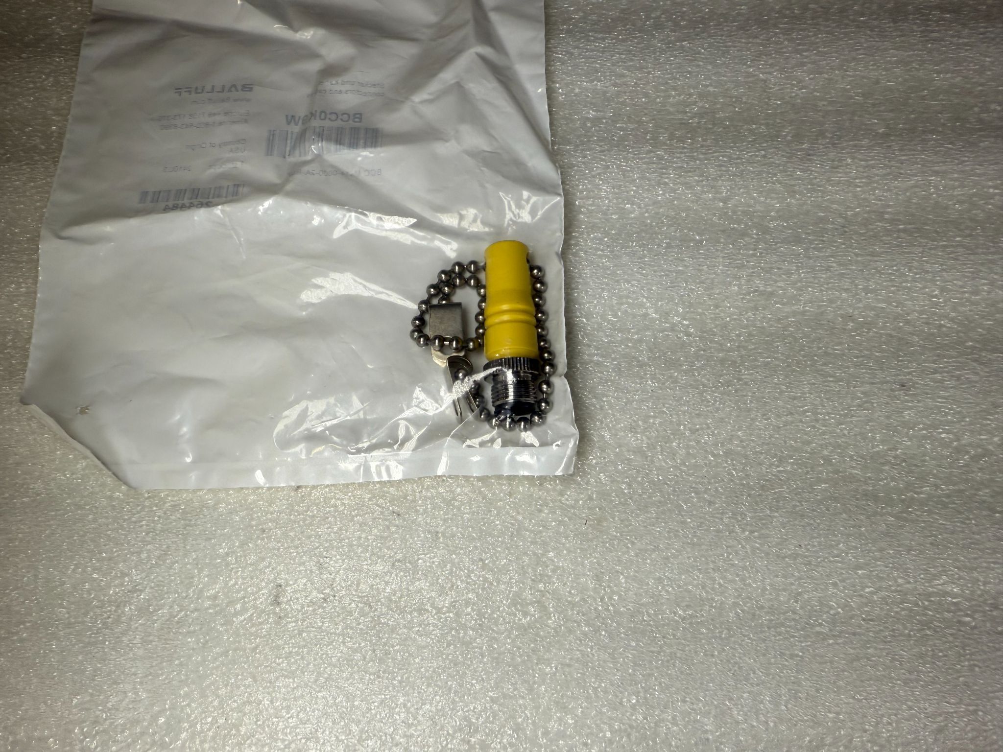 BALLUFF BCC M414-0000-2A-R07 M12 Protective Cap w/ Chain NEW 1