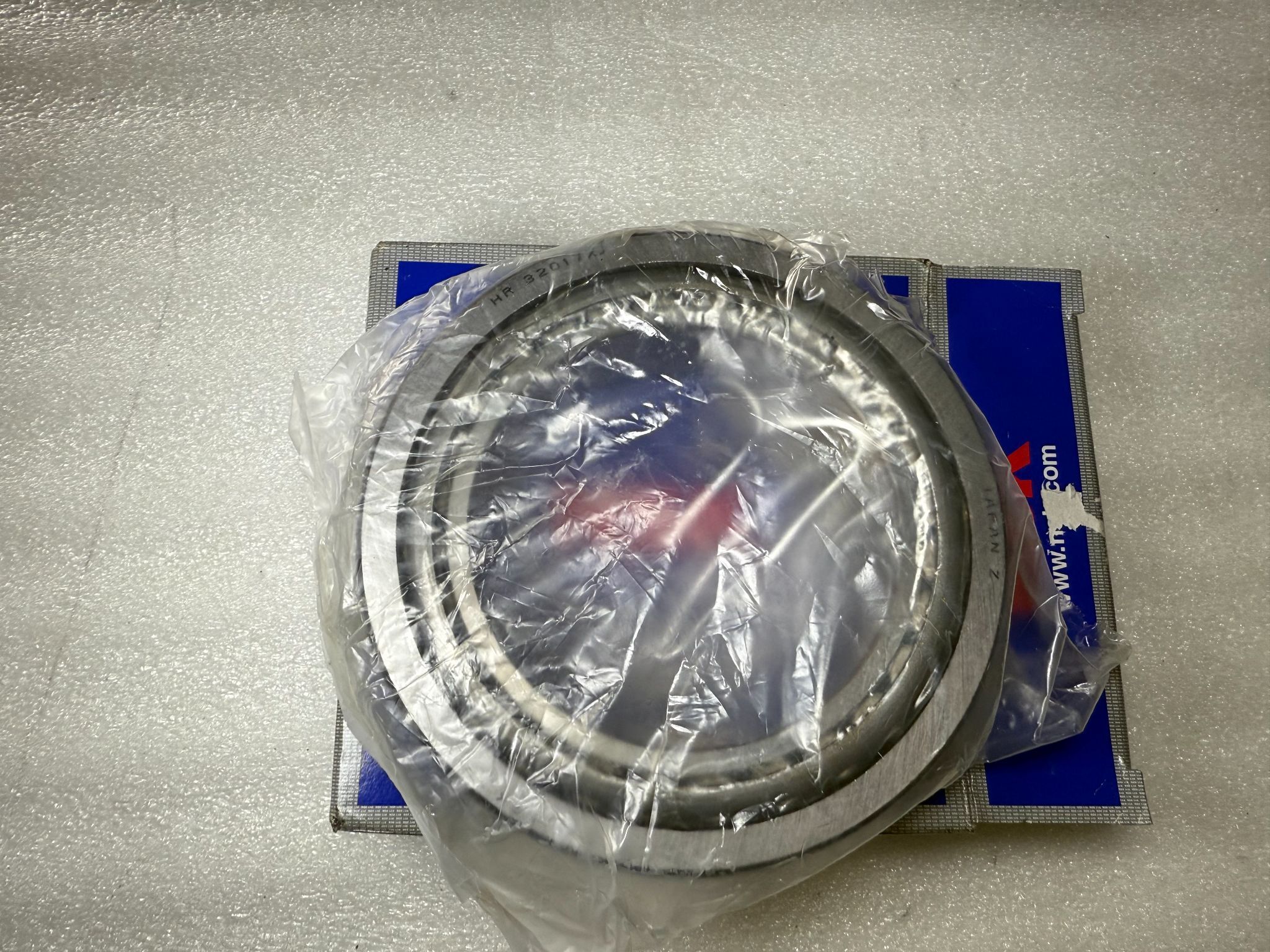 NSK HR32017XJ Tapered Roller Bearing 85 mm ID x 130 mm OD NEW 1
