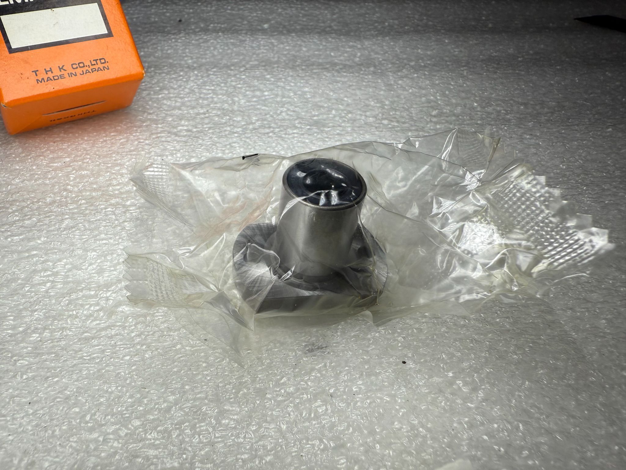 THK LMH8UU Flanged Linear Bushing NEW 1