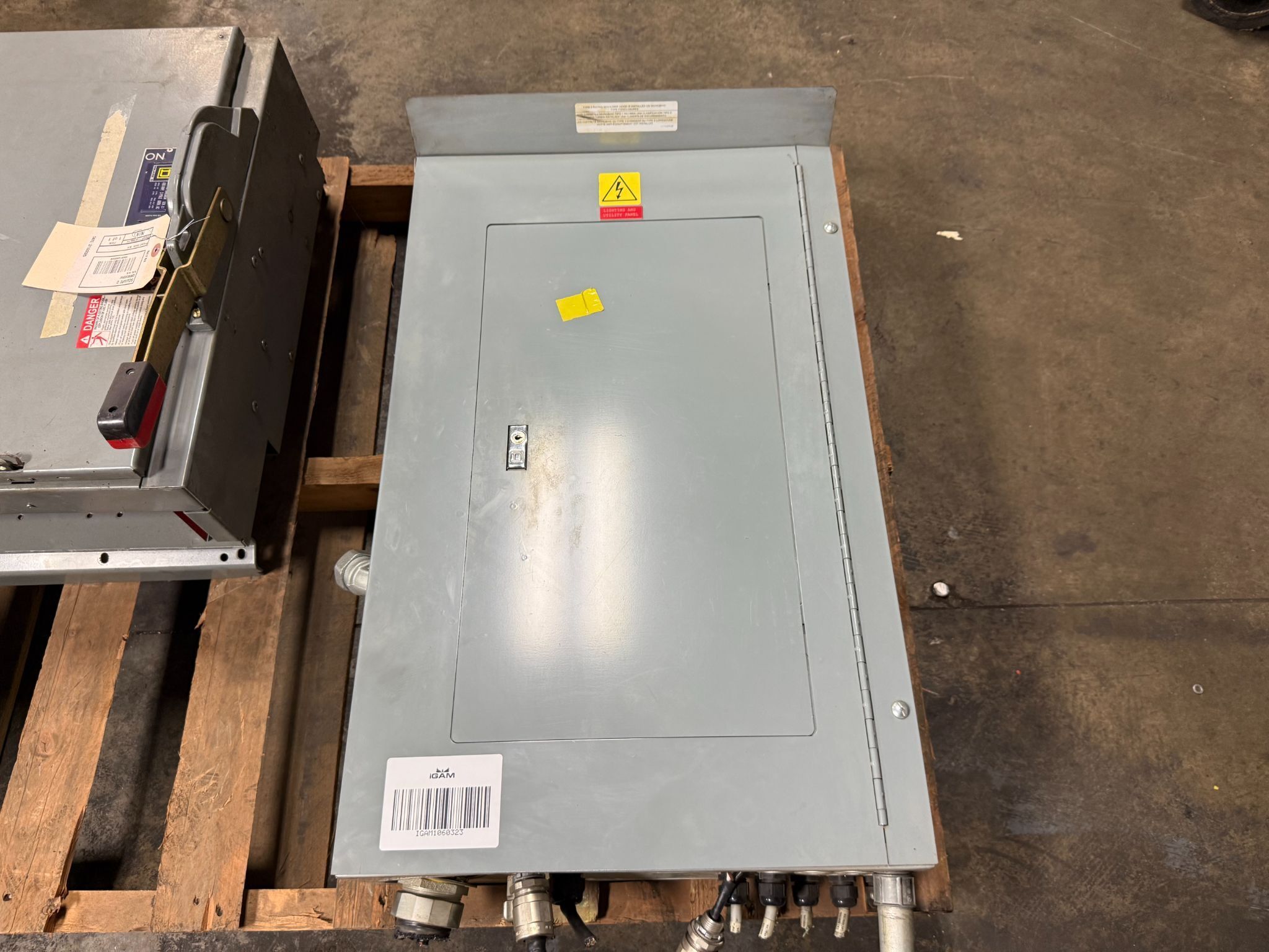 SQUARE D NC32SHR Breaker Panel w/ 30 (15 A) Fuse Slots USED 0