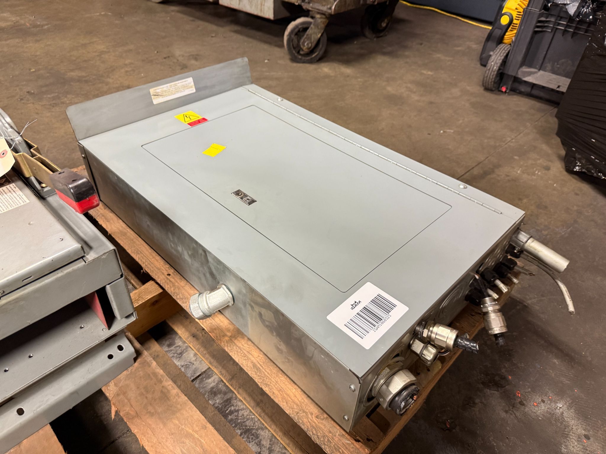 SQUARE D NC32SHR Breaker Panel w/ 30 (15 A) Fuse Slots USED 2