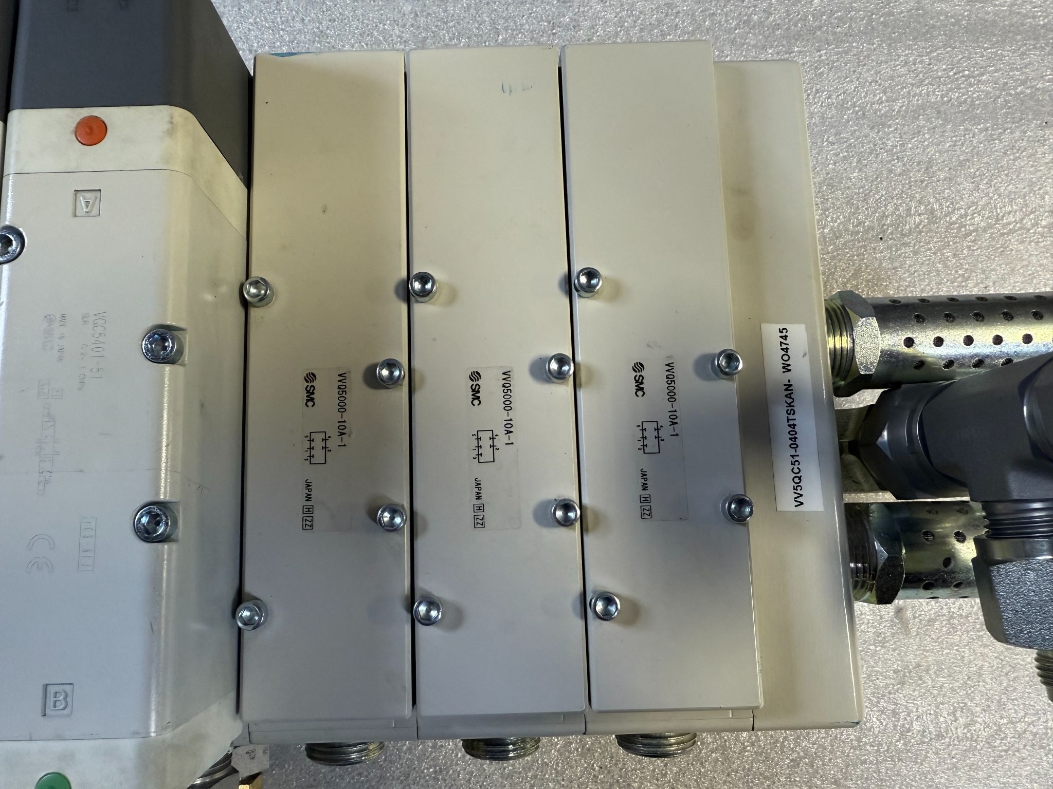 SMC VV5QC51‑0404TSKAN Pneumatic Valve Manifold Assembly USED 4