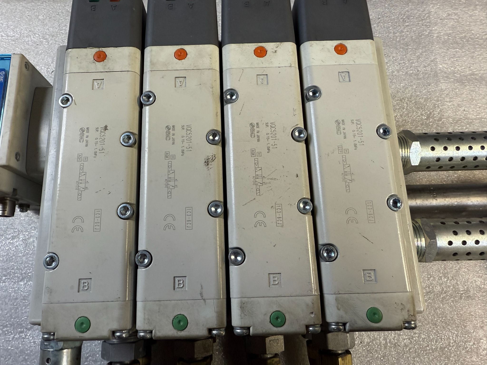SMC VV5QC51‑0404TSKAN Pneumatic Valve Manifold Assembly USED 1
