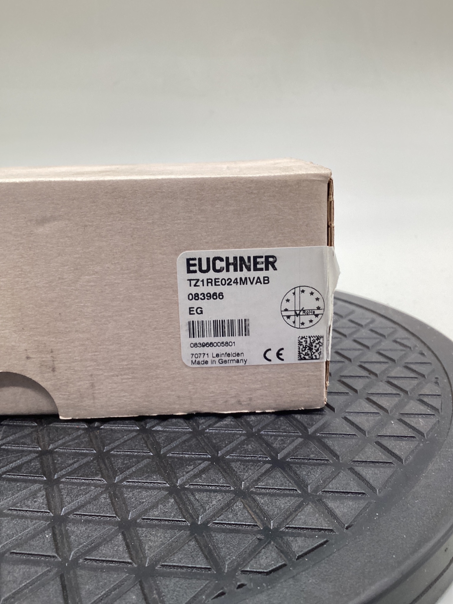 Euchner TZ1RE024MVAB Safety Interlock Switch Solenoid Locking 24VDC NEW 1