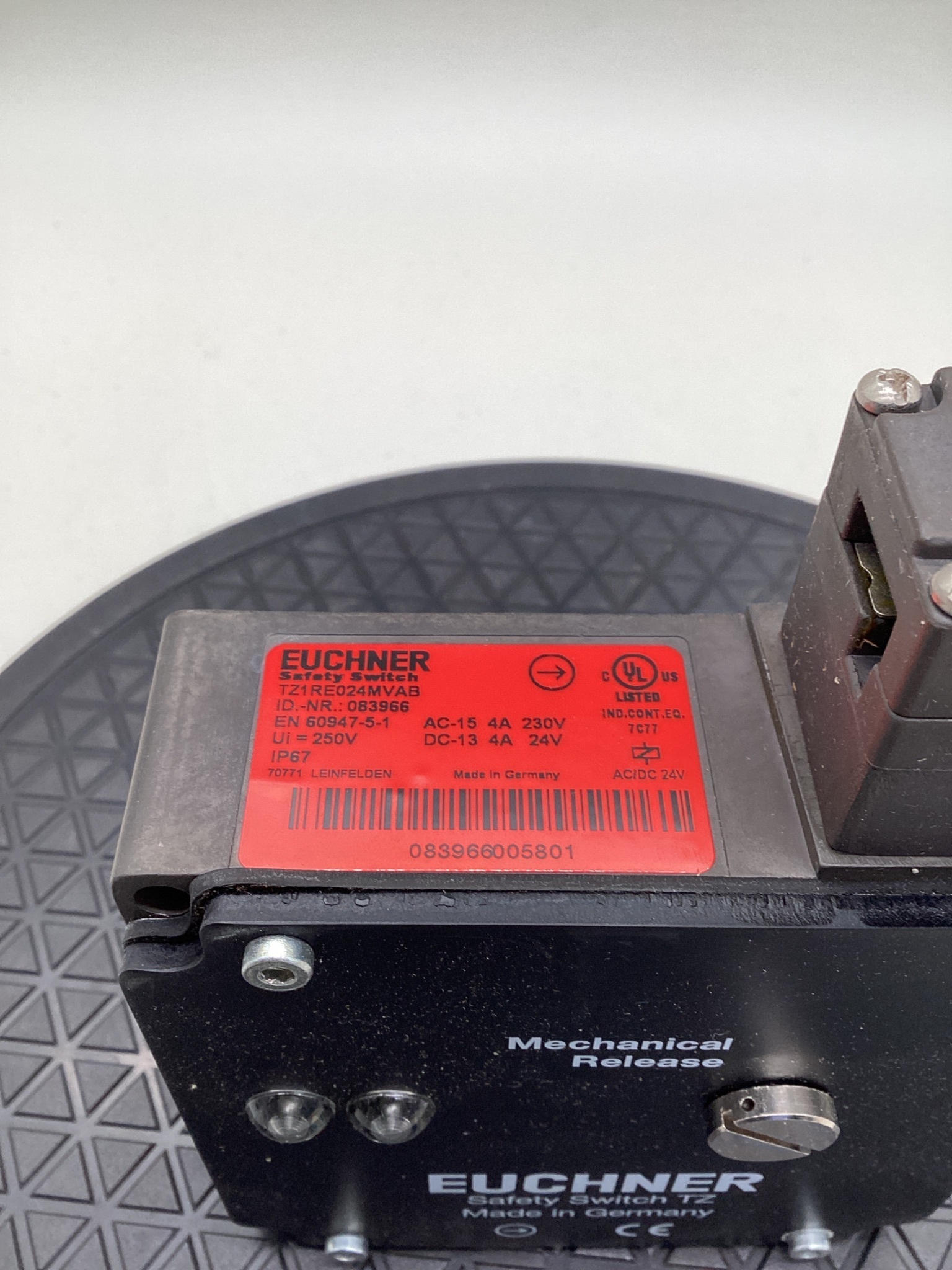 Euchner TZ1RE024MVAB Safety Interlock Switch Solenoid Locking 24VDC NEW 3