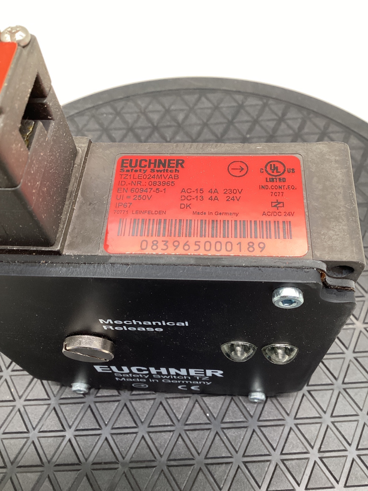 Euchner TZ1LE024MVAB Safety Interlock Switch Solenoid Locking 24V NEW 3