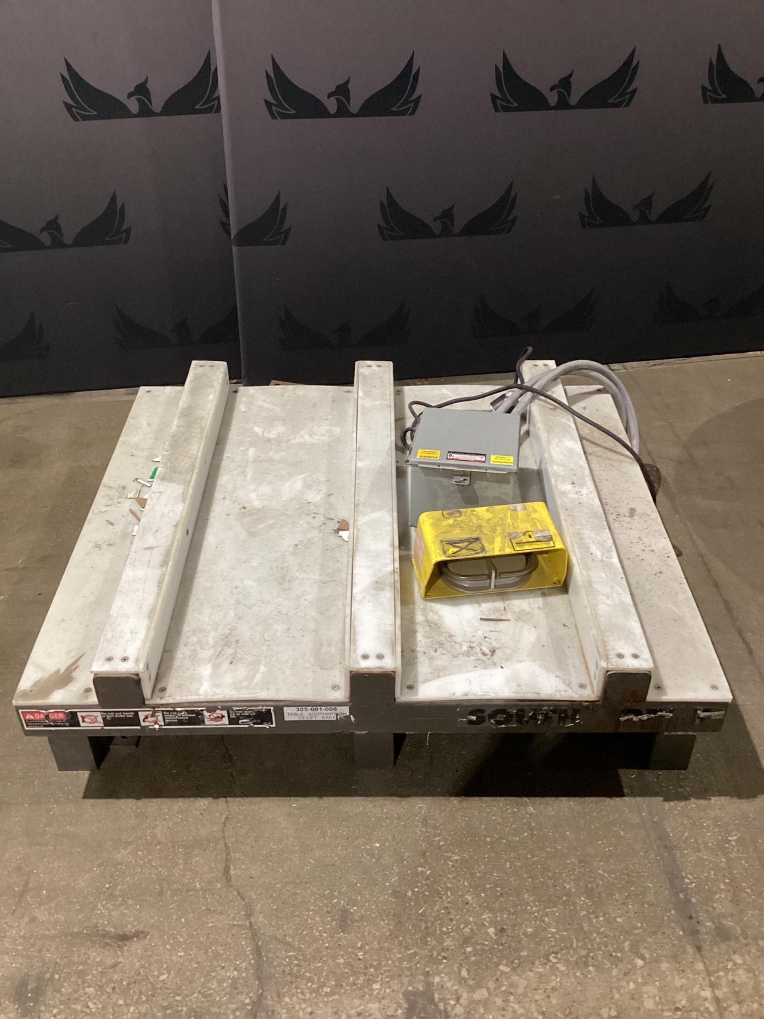 SOUTHWORTH LS Series Hydraulic Lift Table 2000 LB Capacity with Fork Pockets USED 0