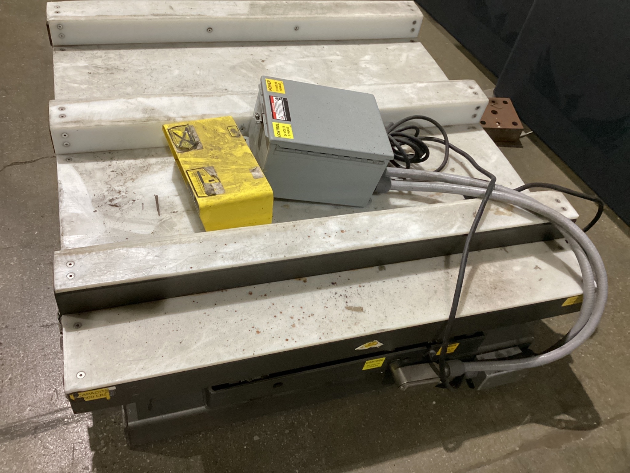 SOUTHWORTH LS Series Hydraulic Lift Table 2000 LB Capacity with Fork Pockets USED 1