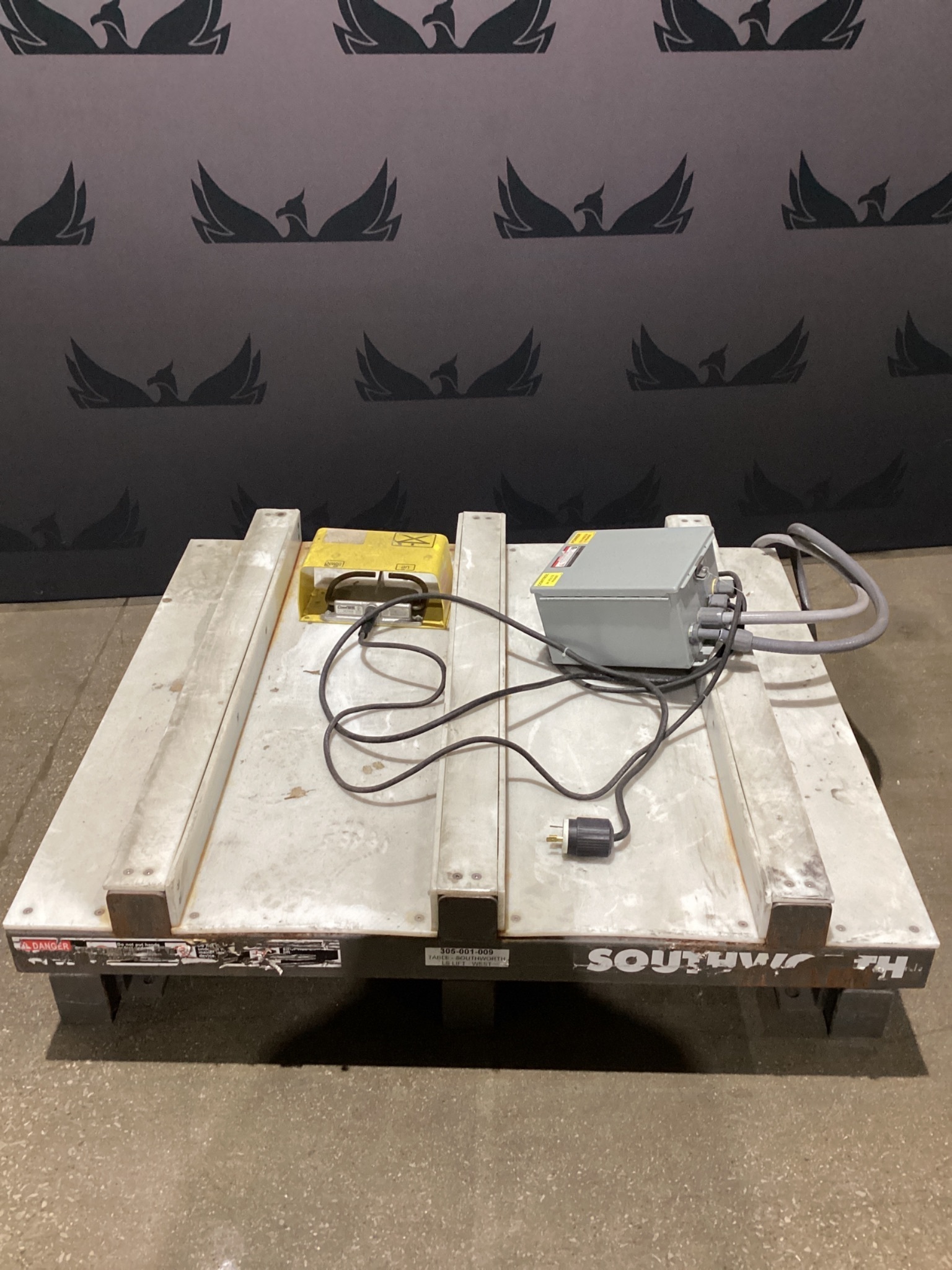 SOUTHWORTH LS Series Hydraulic Lift Table 2000 LB Capacity with Fork Pockets USED 0
