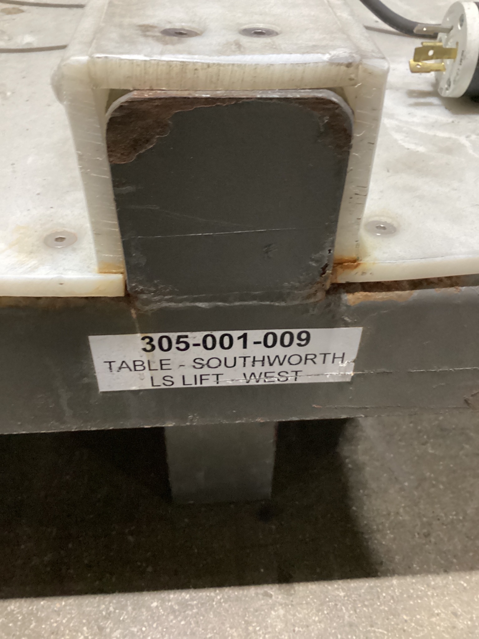 SOUTHWORTH LS Series Hydraulic Lift Table 2000 LB Capacity with Fork Pockets USED 1