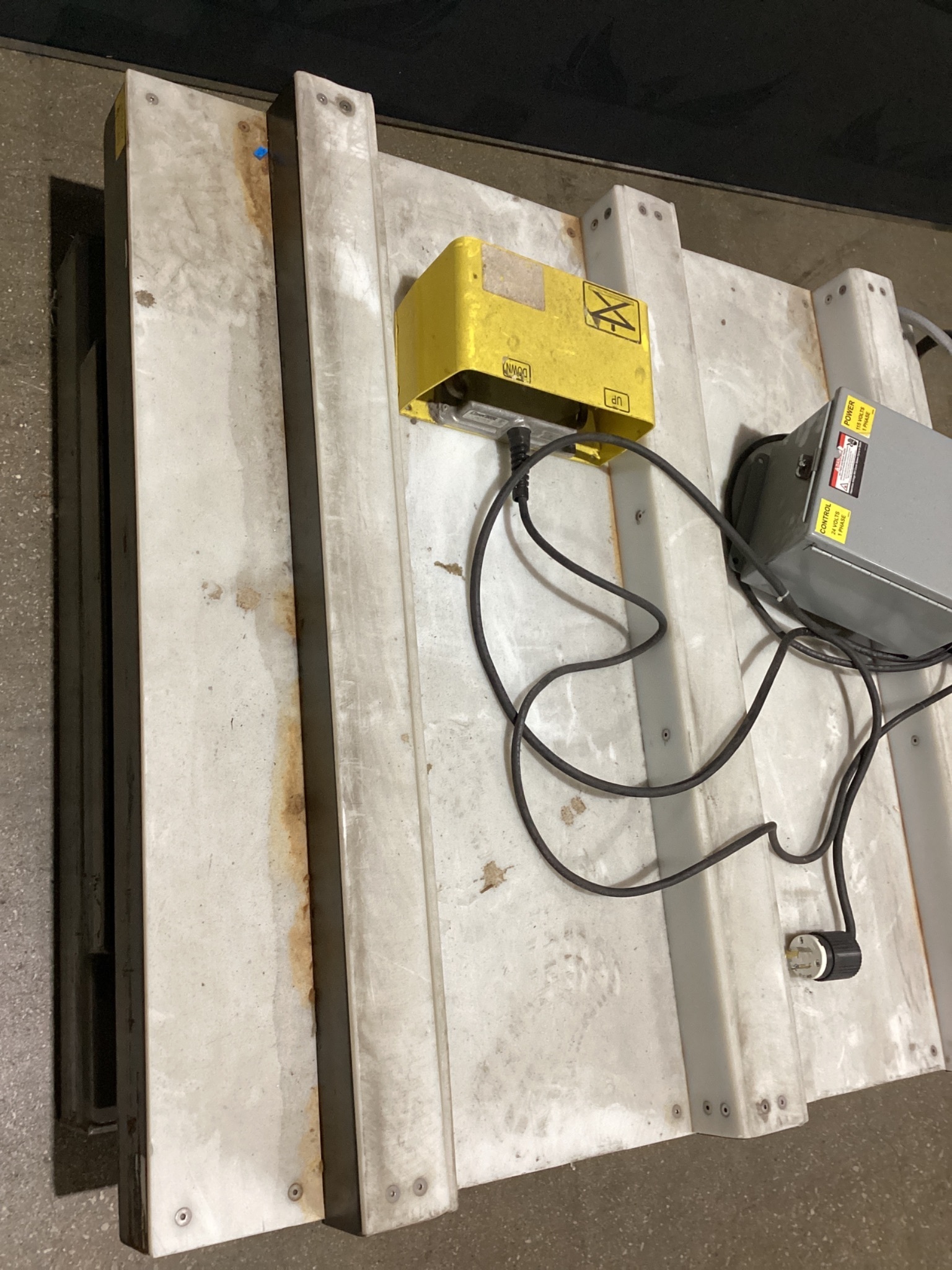 SOUTHWORTH LS Series Hydraulic Lift Table 2000 LB Capacity with Fork Pockets USED 2