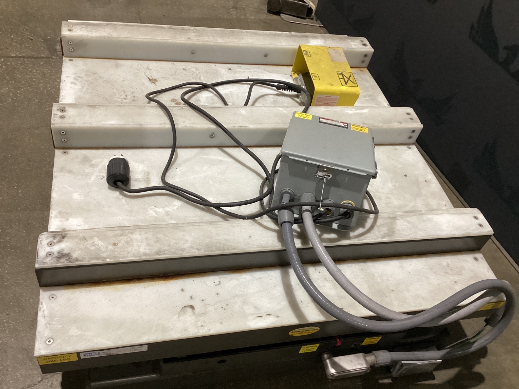 SOUTHWORTH LS Series Hydraulic Lift Table 2000 LB Capacity with Fork Pockets USED 3