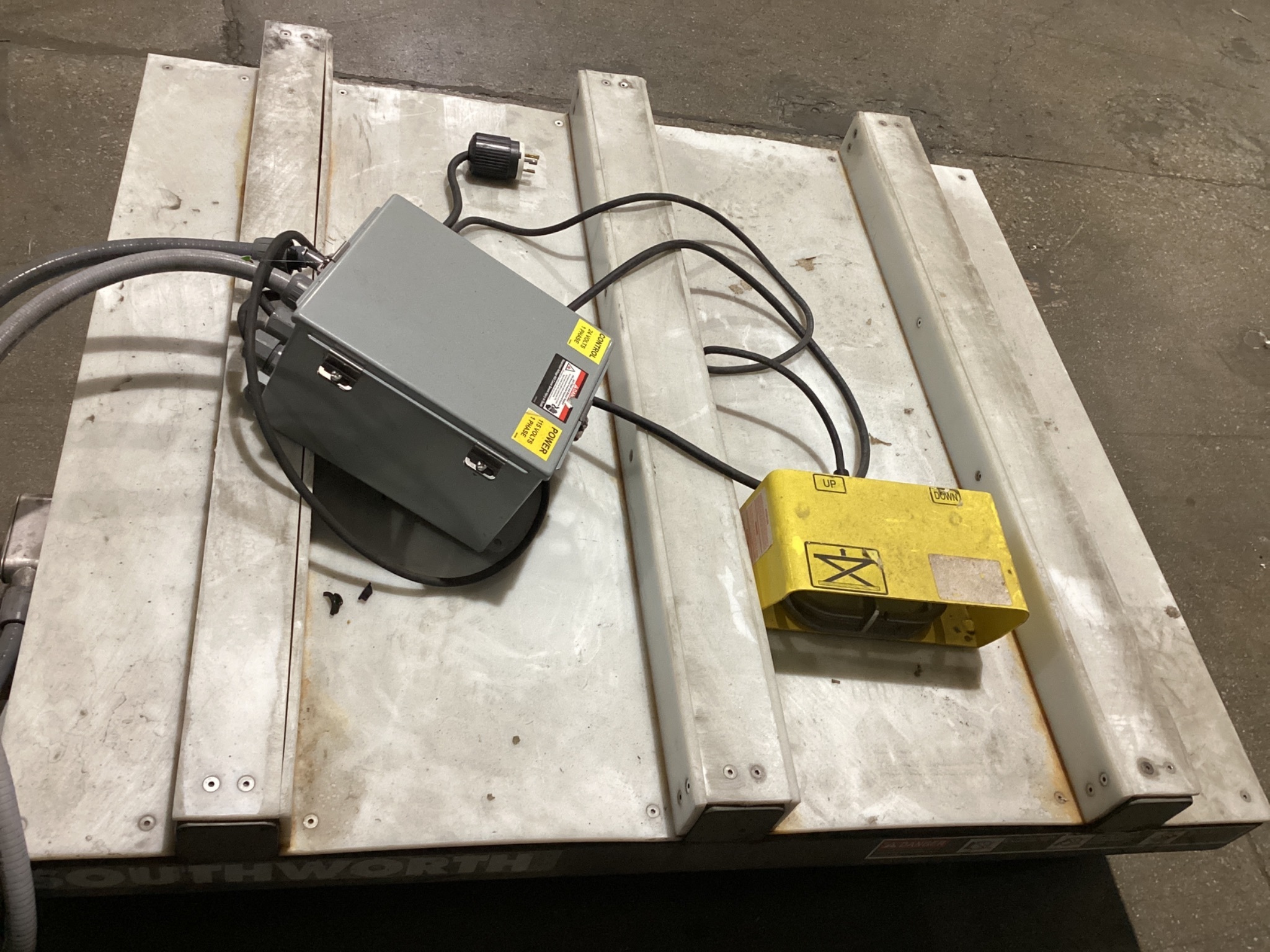 SOUTHWORTH LS Series Hydraulic Lift Table 2000 LB Capacity with Fork Pockets USED 4