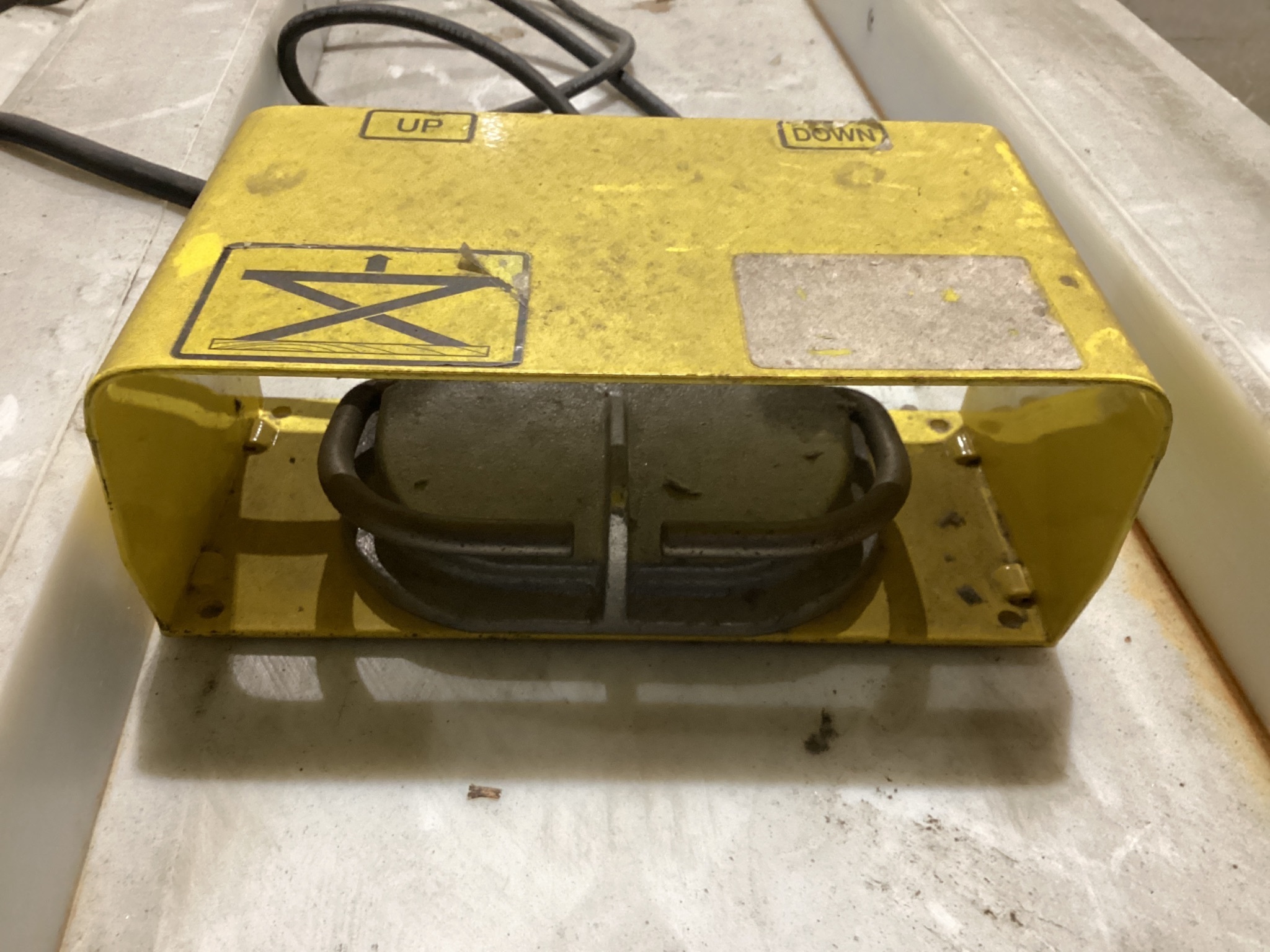 SOUTHWORTH LS Series Hydraulic Lift Table 2000 LB Capacity with Fork Pockets USED 6
