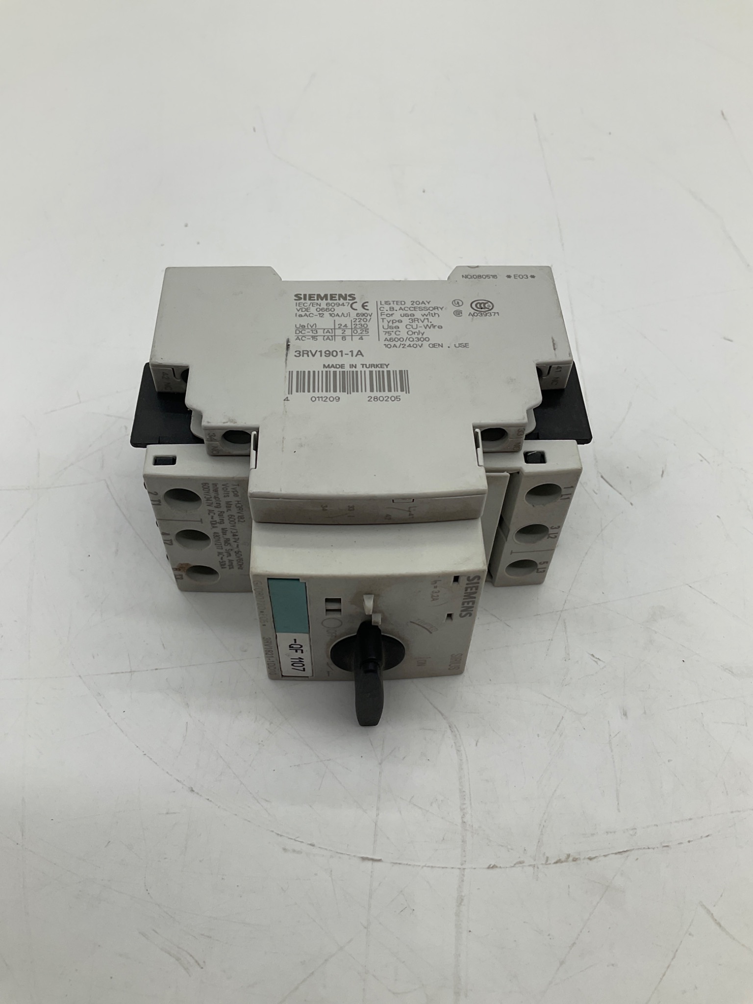SIEMENS 3RV1821-1DD10 Motor Protection Circuit Breaker w/ 3RV1901-1A Auxiliary Contact USED 2