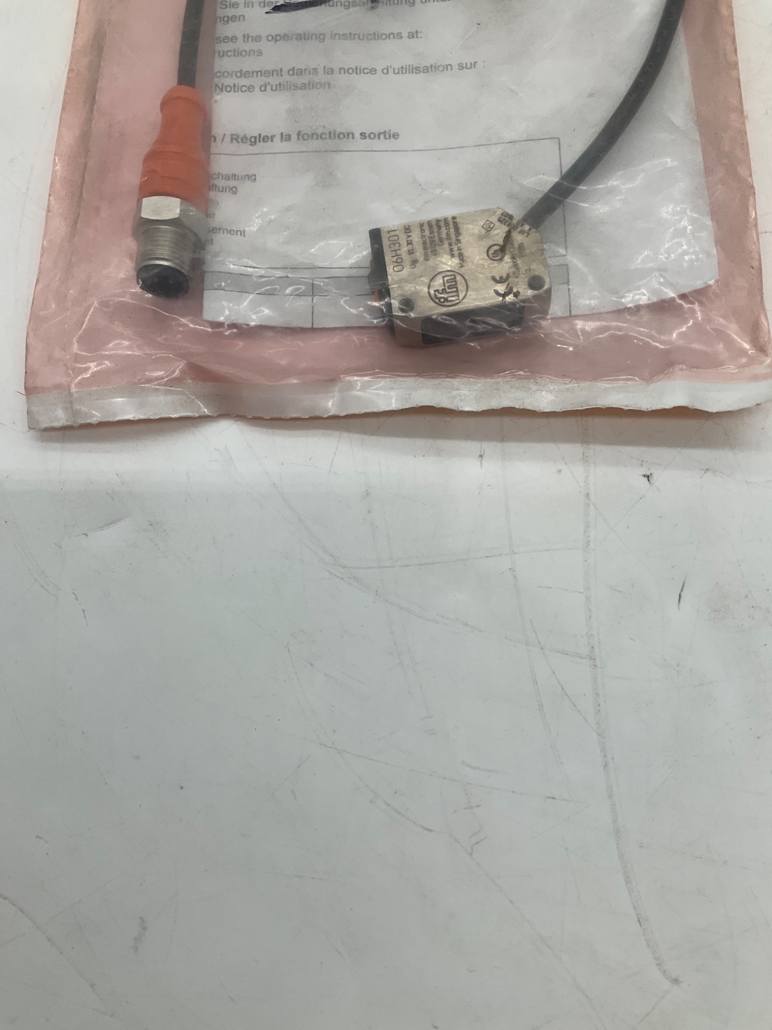 IFM O6H301 Diffuse Reflection Sensor 200mm PNP NEW 1