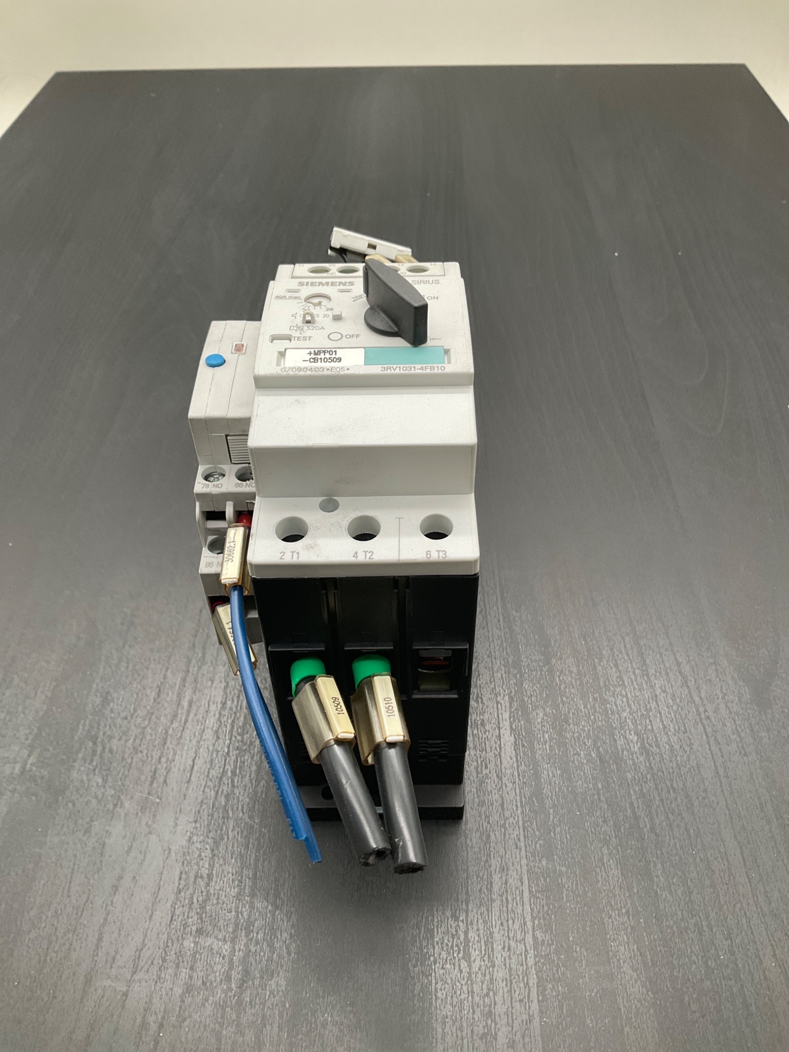 SIEMENS 3RV1031-4FB10 Motor Protection Circuit Breaker w/ 3RV1921-1M Auxiliary Contact USED 2