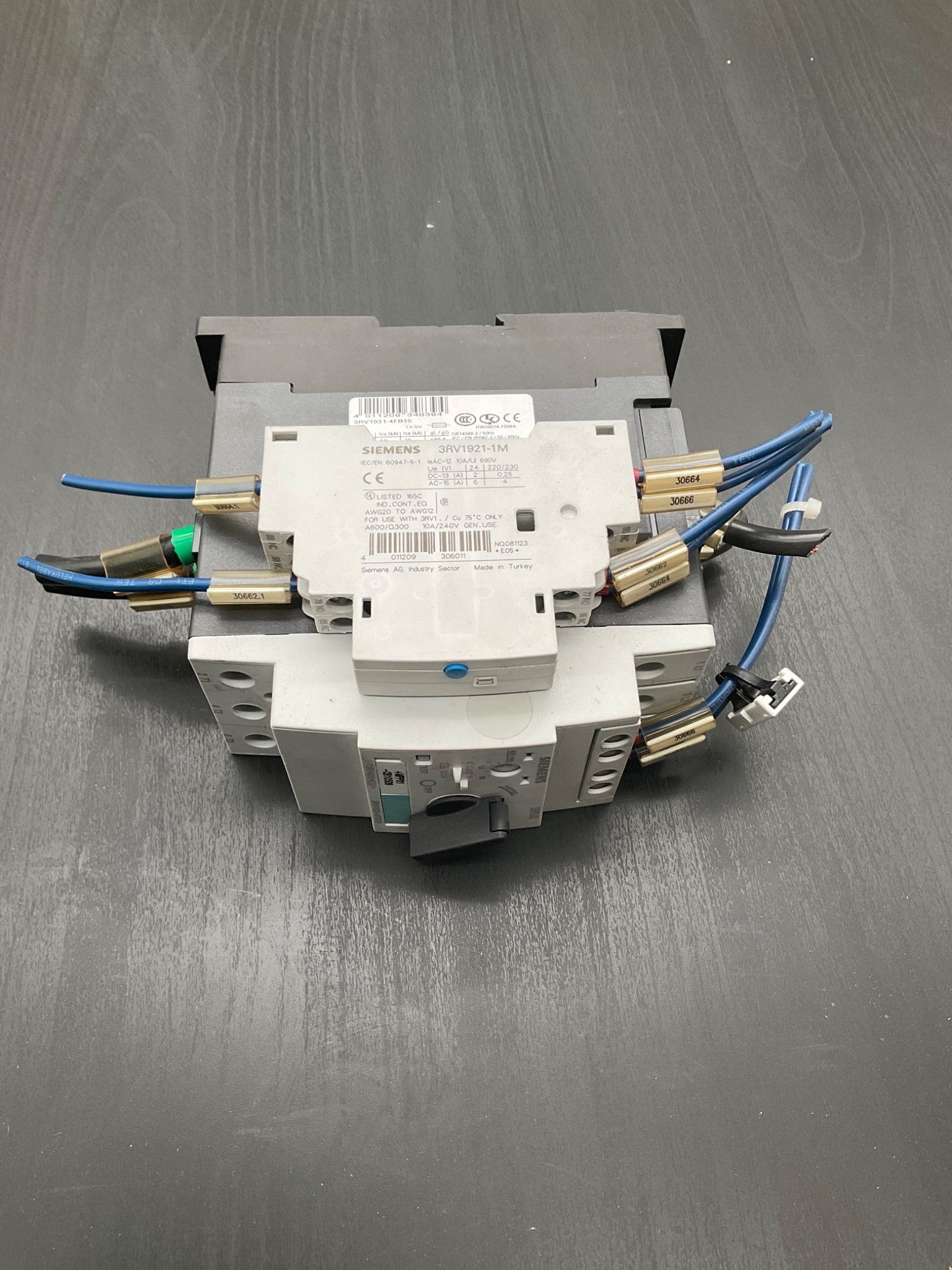 SIEMENS 3RV1031-4FB10 Motor Protection Circuit Breaker w/ 3RV1921-1M Auxiliary Contact USED 3
