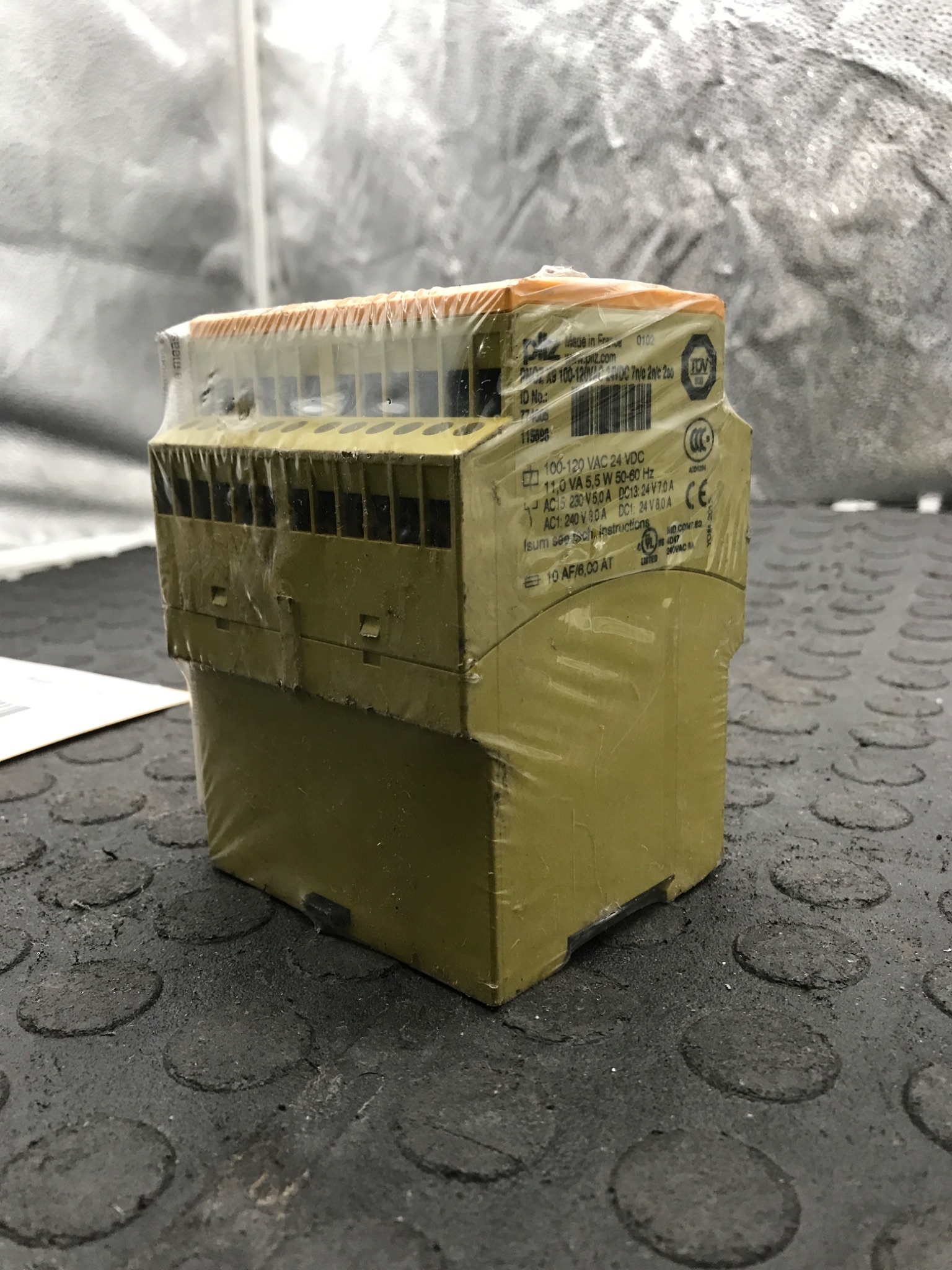 PILZ 774605 PNOZ X9 Safety Relay 100–120VAC / 24VDC NEW 0