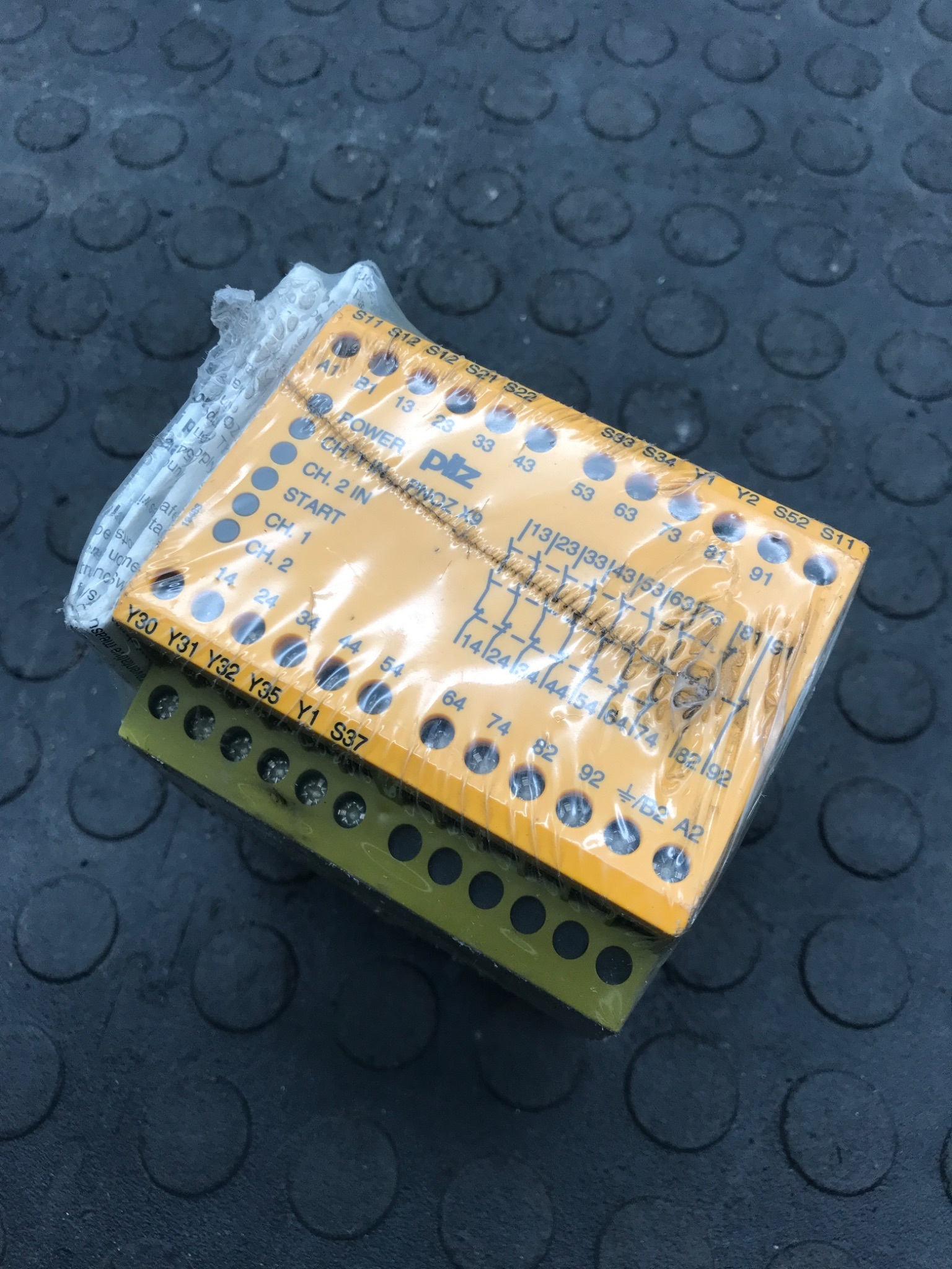 PILZ 774605 PNOZ X9 Safety Relay 100–120VAC / 24VDC NEW 2