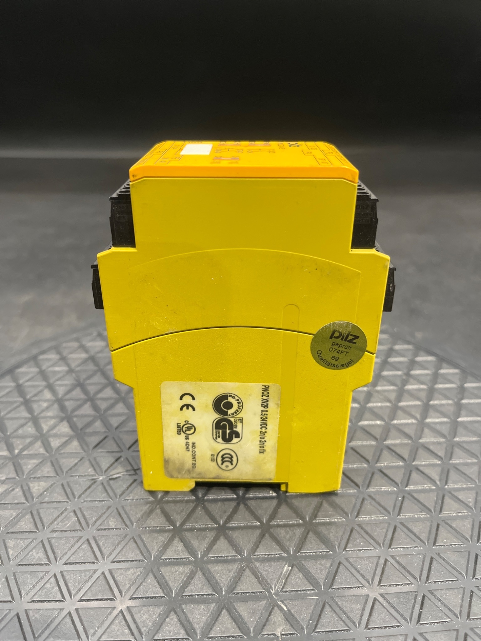 Pilz PNOZ X V2P 0.5/24VDC Safety Relay 2N/O 777504 USED 2