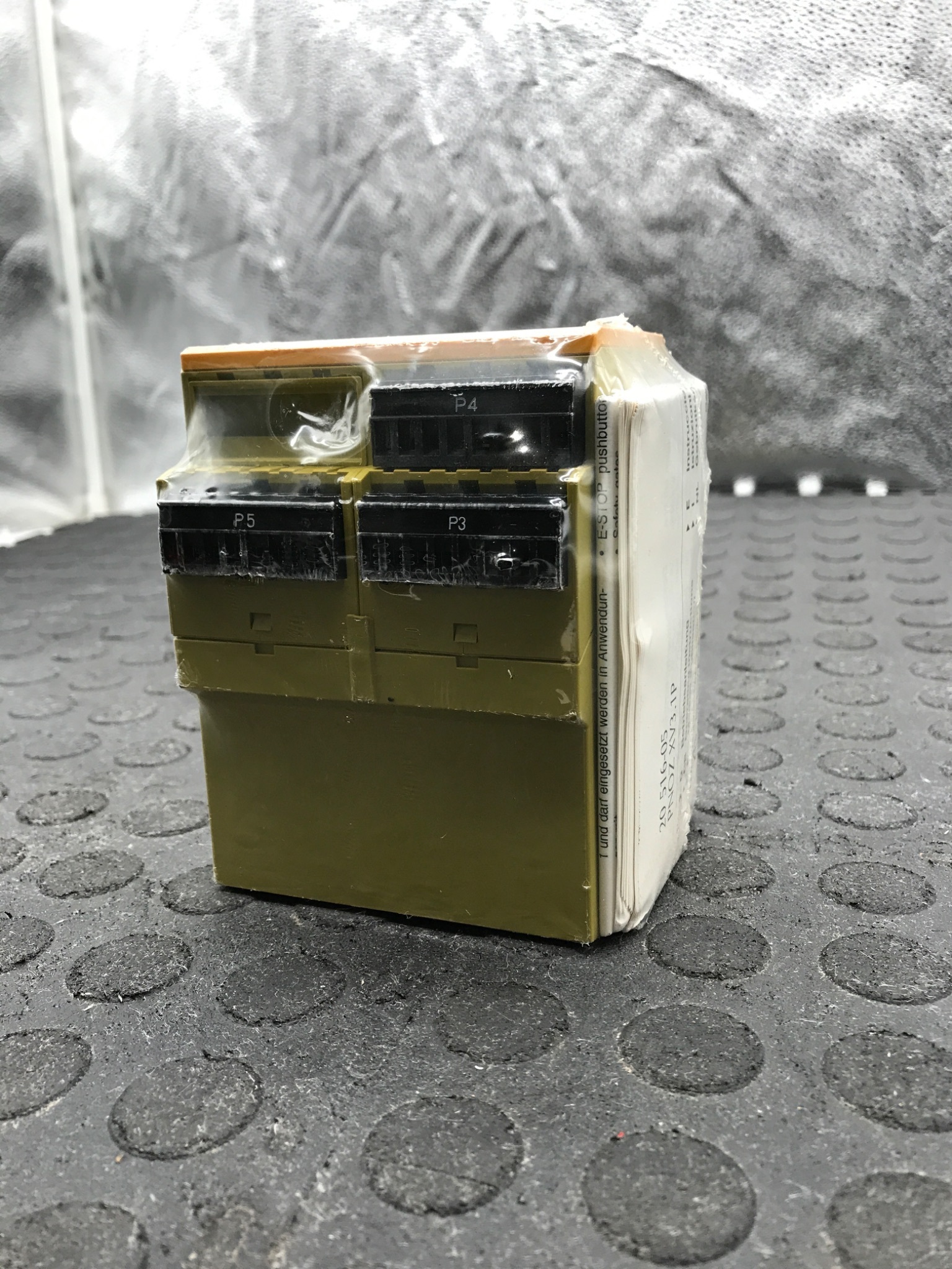 PILZ PNOZ XV3.1P 30/24-240VACDC Time Delay Safety Relay 3NO 1NC 777530 NEW 2
