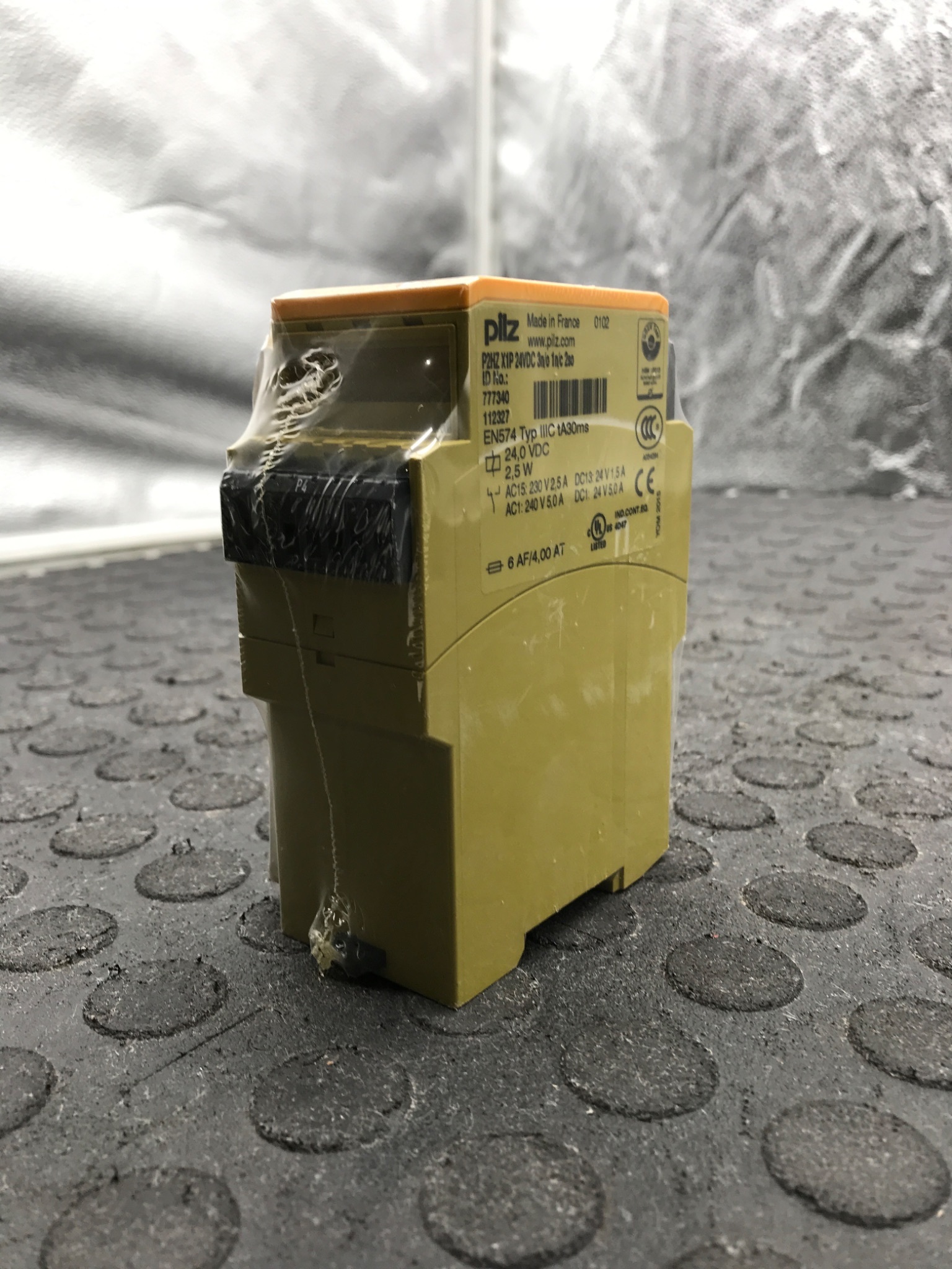 PILZ P2HZ X1P 24VDC Safety Relay 3NO 1NC 777340 NEW 1