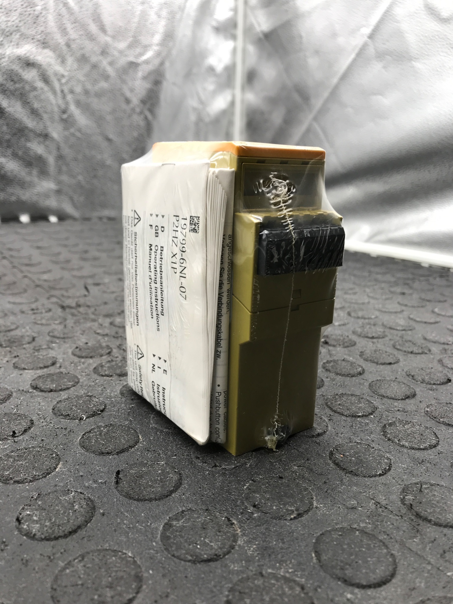 PILZ P2HZ X1P 24VDC Safety Relay 3NO 1NC 777340 NEW 2