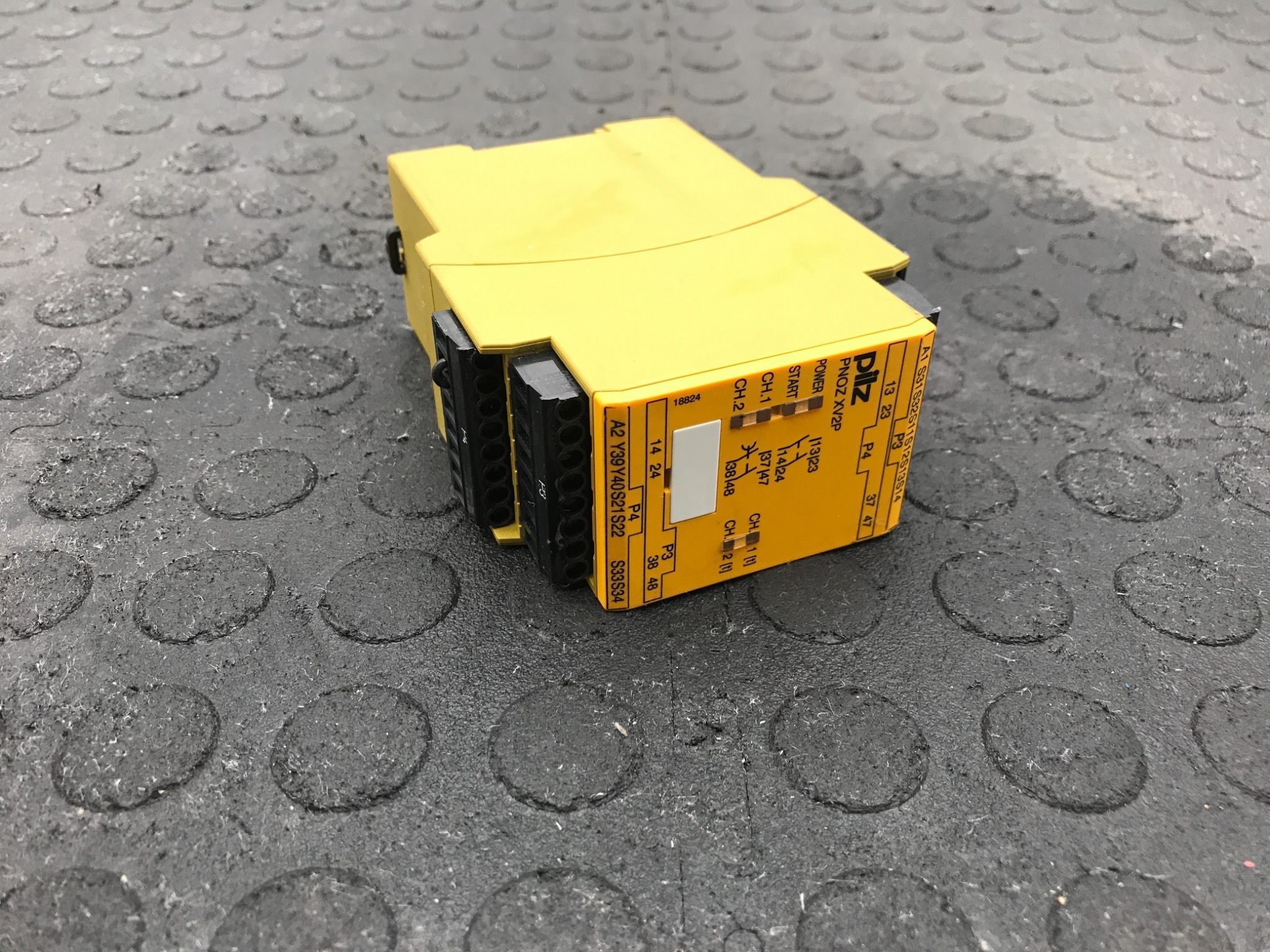 PILZ PNOZ XV2P 24VDC Safety Relay 2NO 777504 USED 0