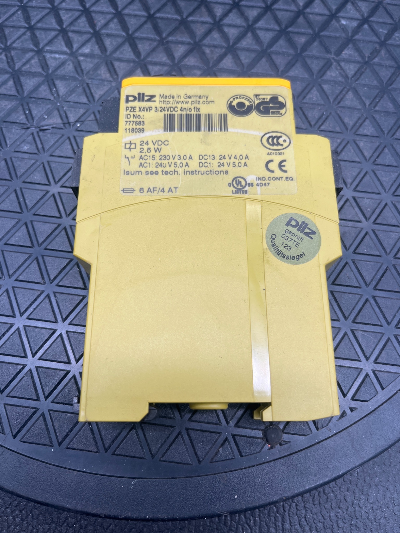 PILZ PZE X4VP Safety Relay 777583 USED 0