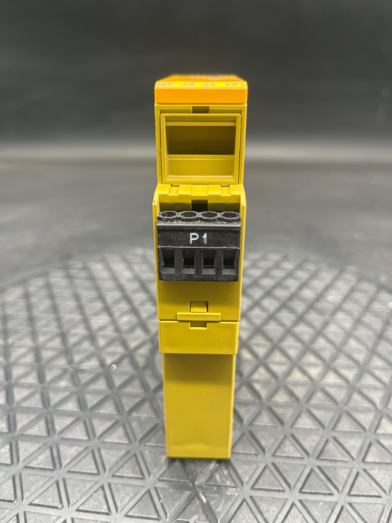 PILZ PZE X4VP Safety Relay 777583 USED 1