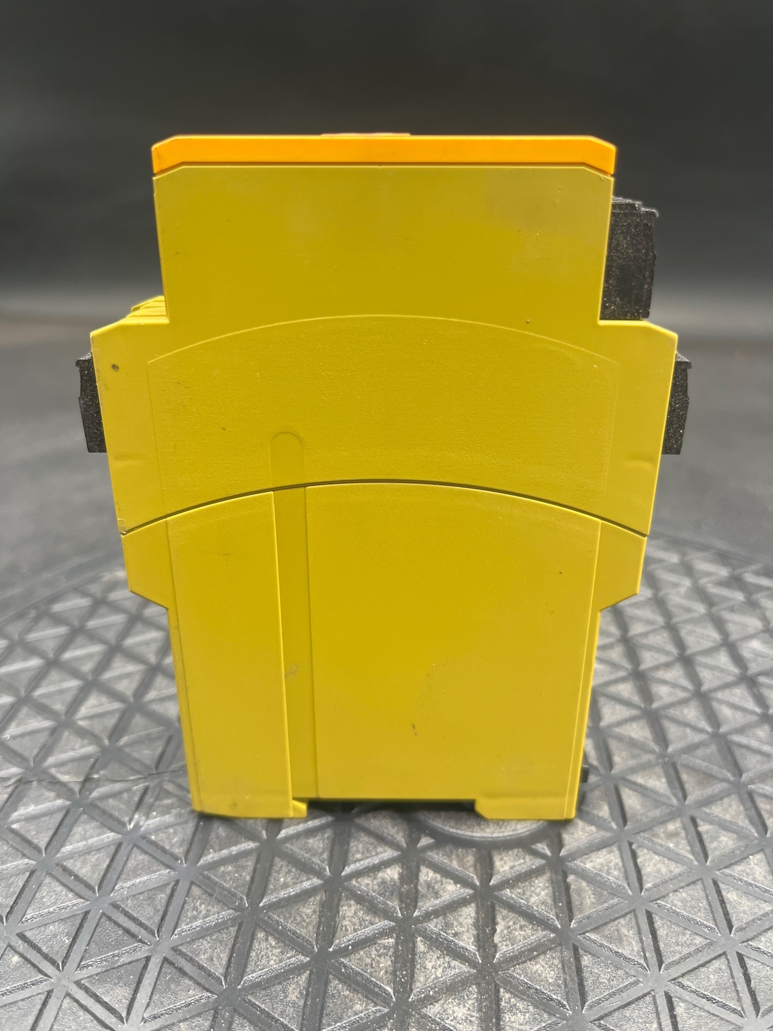 PILZ PZE X4VP Safety Relay 777583 USED 2