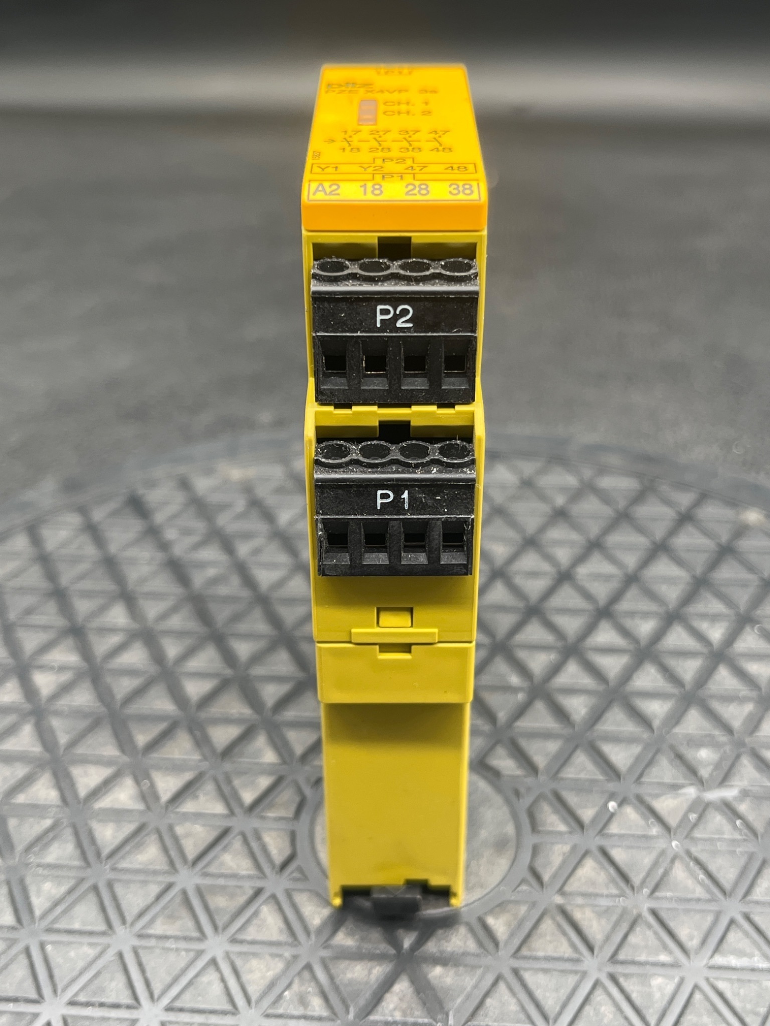PILZ PZE X4VP Safety Relay 777583 USED 3