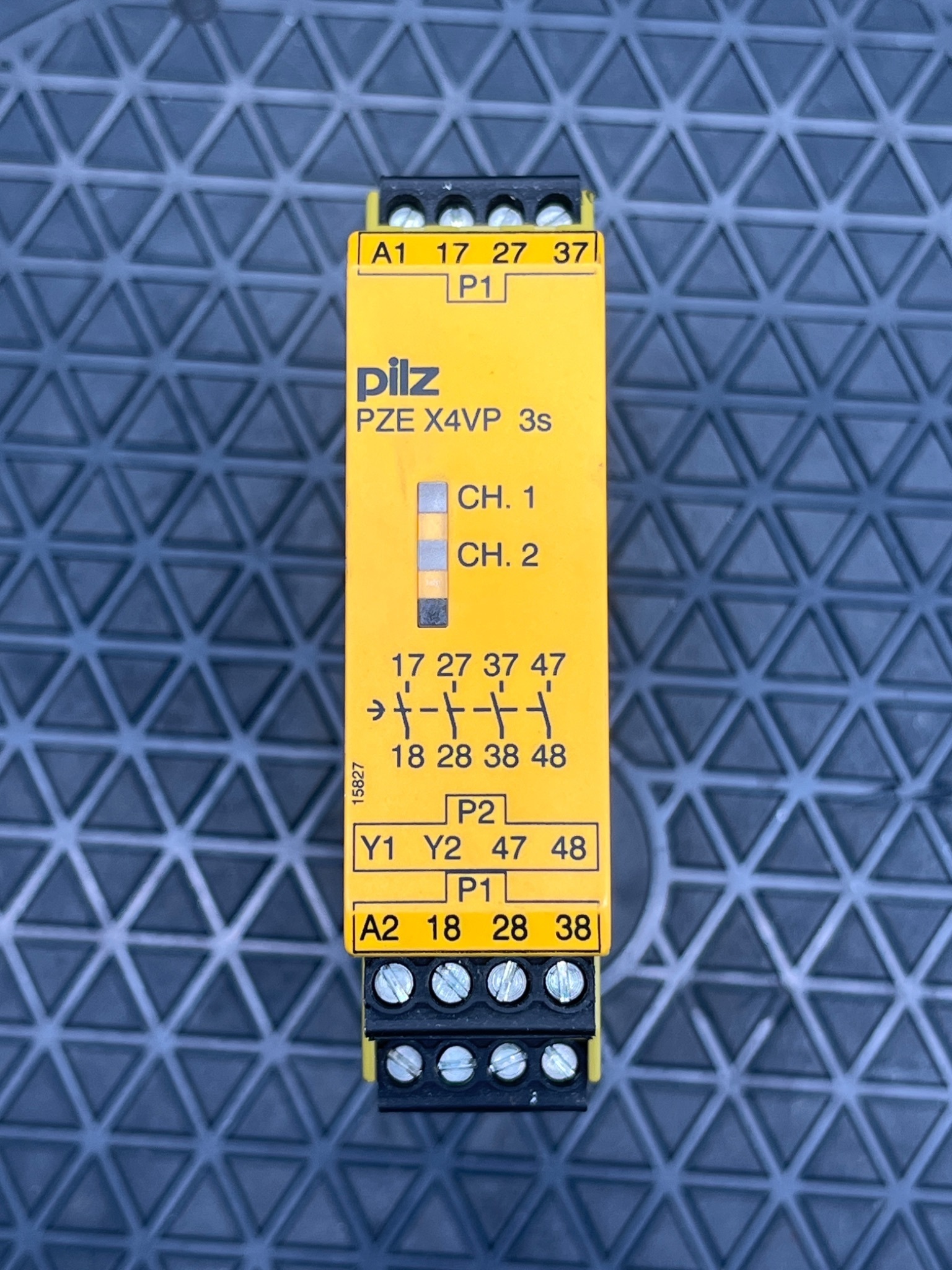 PILZ PZE X4VP Safety Relay 777583 USED 4