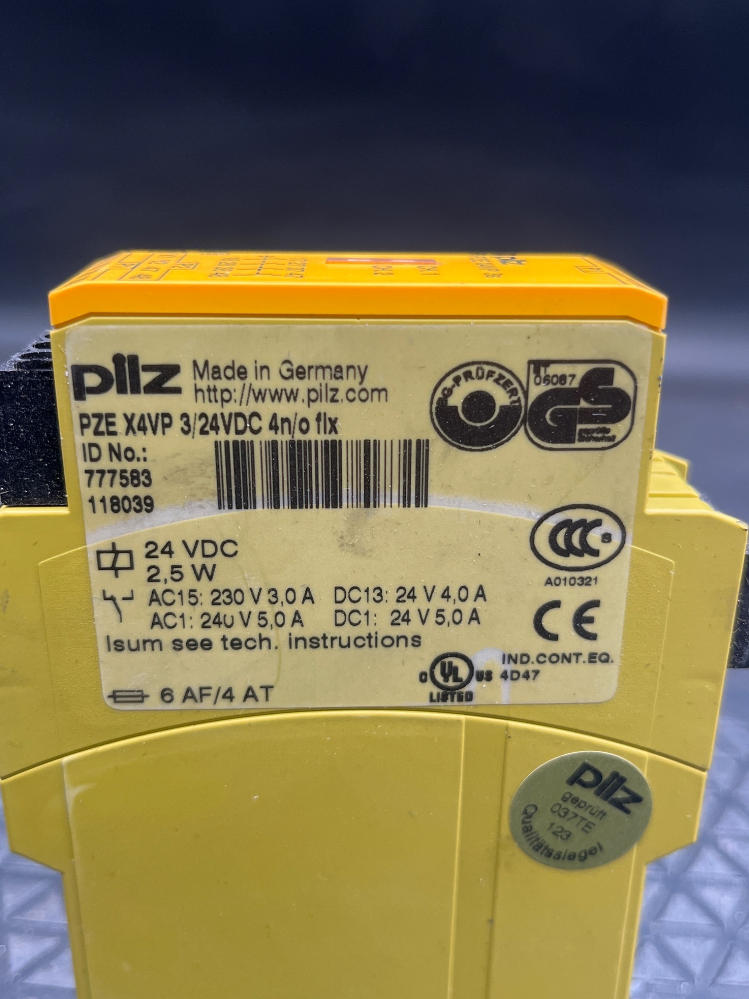 PILZ PZE X4VP Safety Relay 777583 USED 5